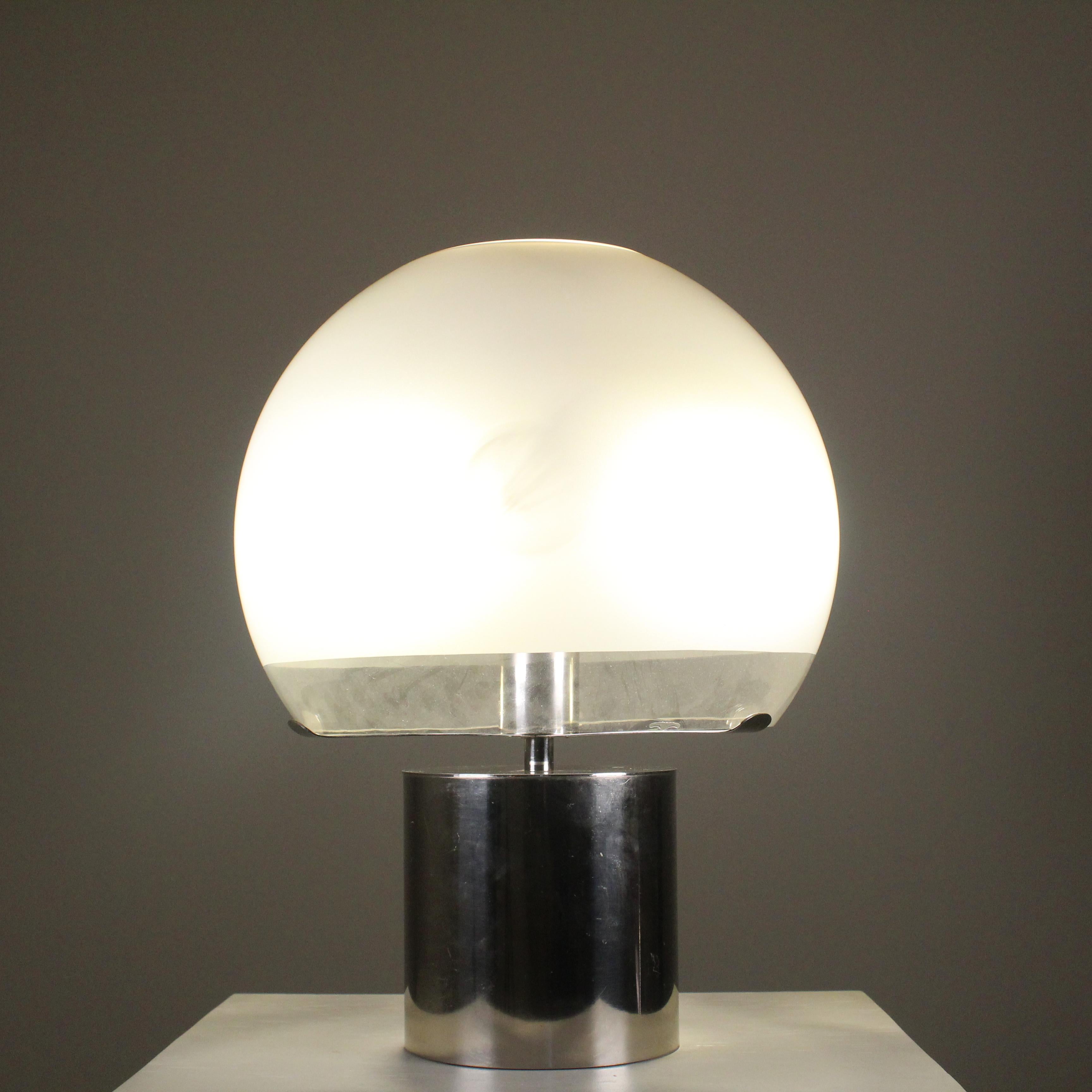 Die Tafellampe LTA6 Porcino ist ein Zeugnis für avantgardistisches und qualitativ hochwertiges Design, das den Betrachter in eine Epoche der Innovation und des Stils entführt.  Un capolavoro di Luigi Caccia Dominioni per Azucena, risalente agli anni