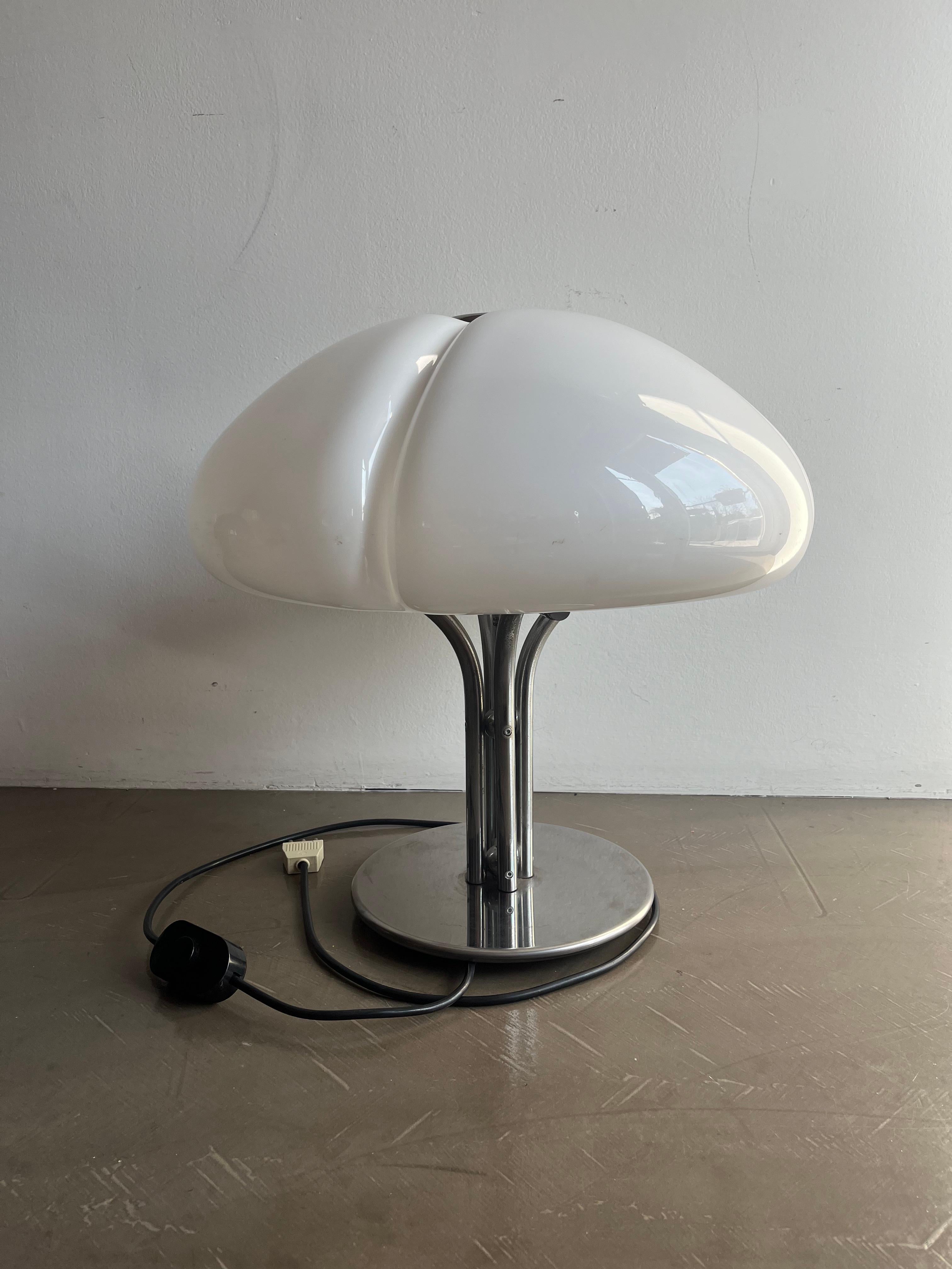 Chromed metal and perspex table lamp, mod. Quadrifoglio for Harvey Guzzini 1970s.

Dimensions: Cm 52.00 x 52.00 x 52.00.

Condition: very good condition, with original patina of time