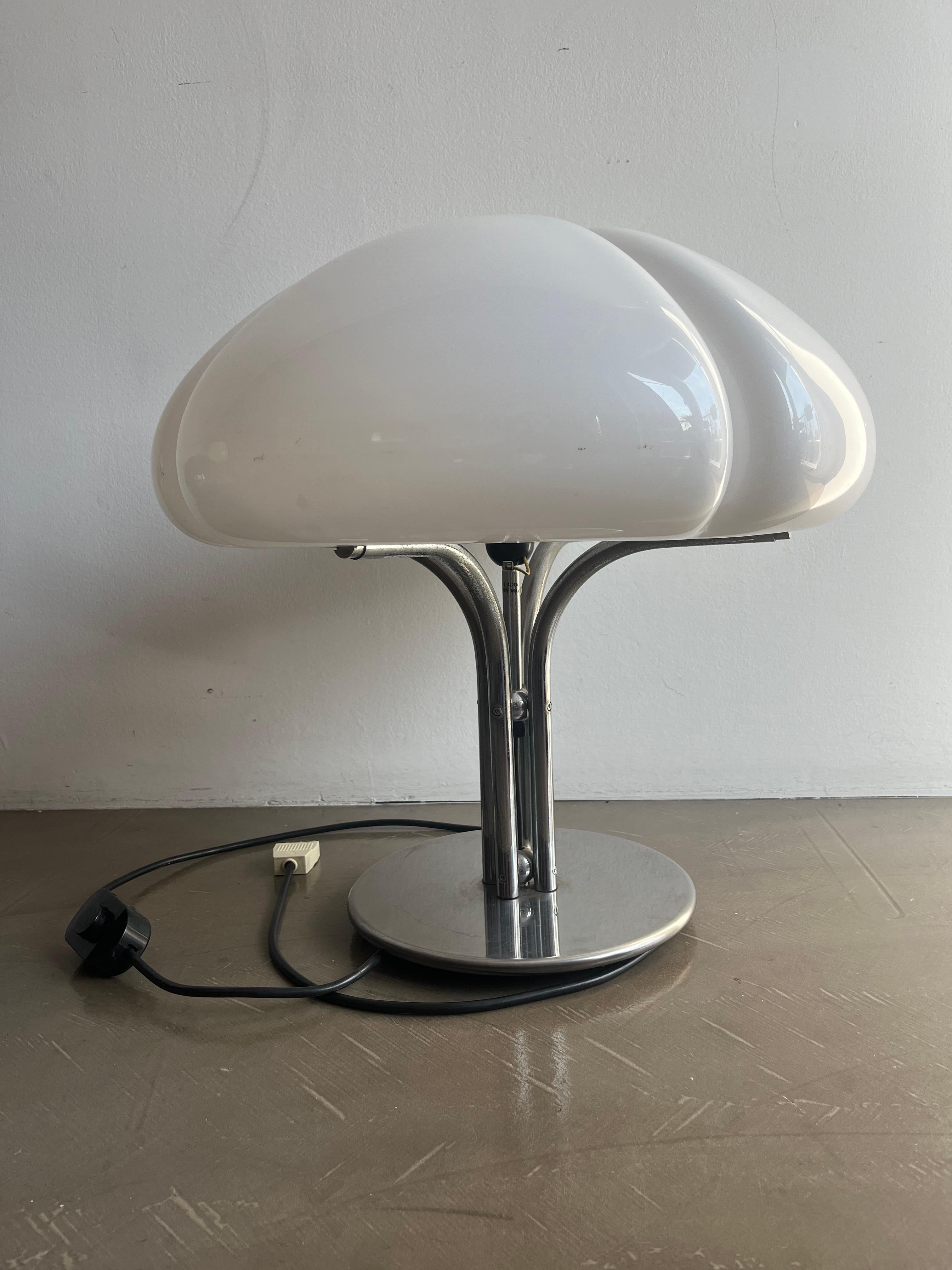 Table lamp mod. Quadrifoglio Guzzini 1970 In Good Condition In Milano, IT