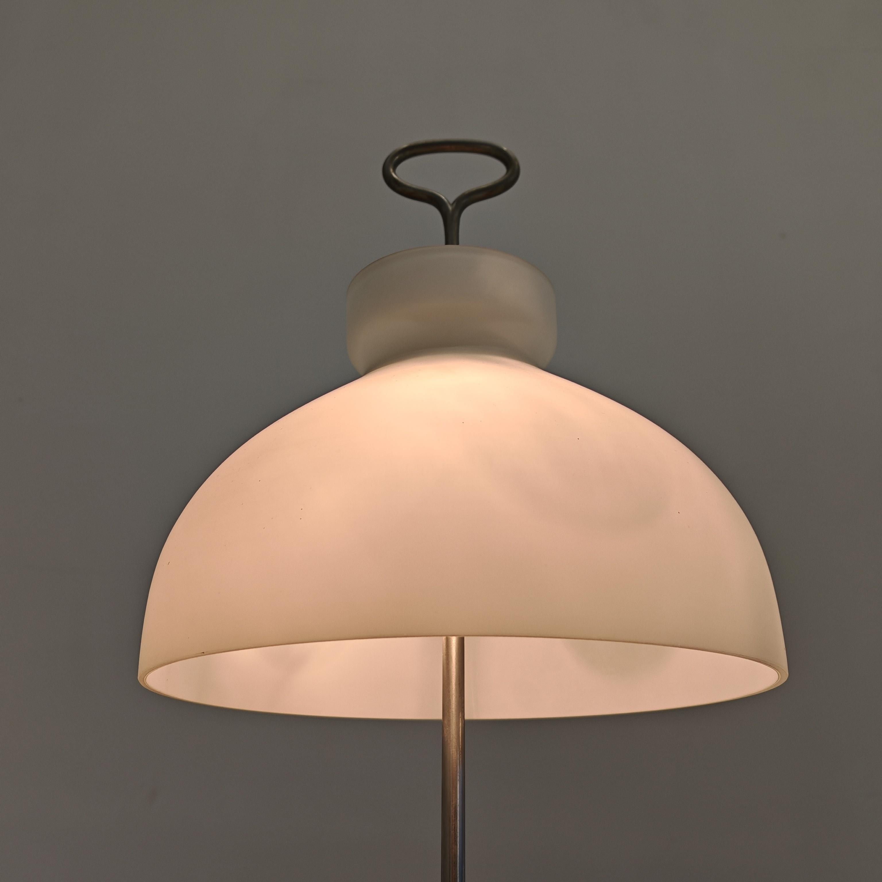 Mid-Century moderno Lampada da tavolo modello Arenzano Ignazio Gardella per Azucena anni 60 in vendita