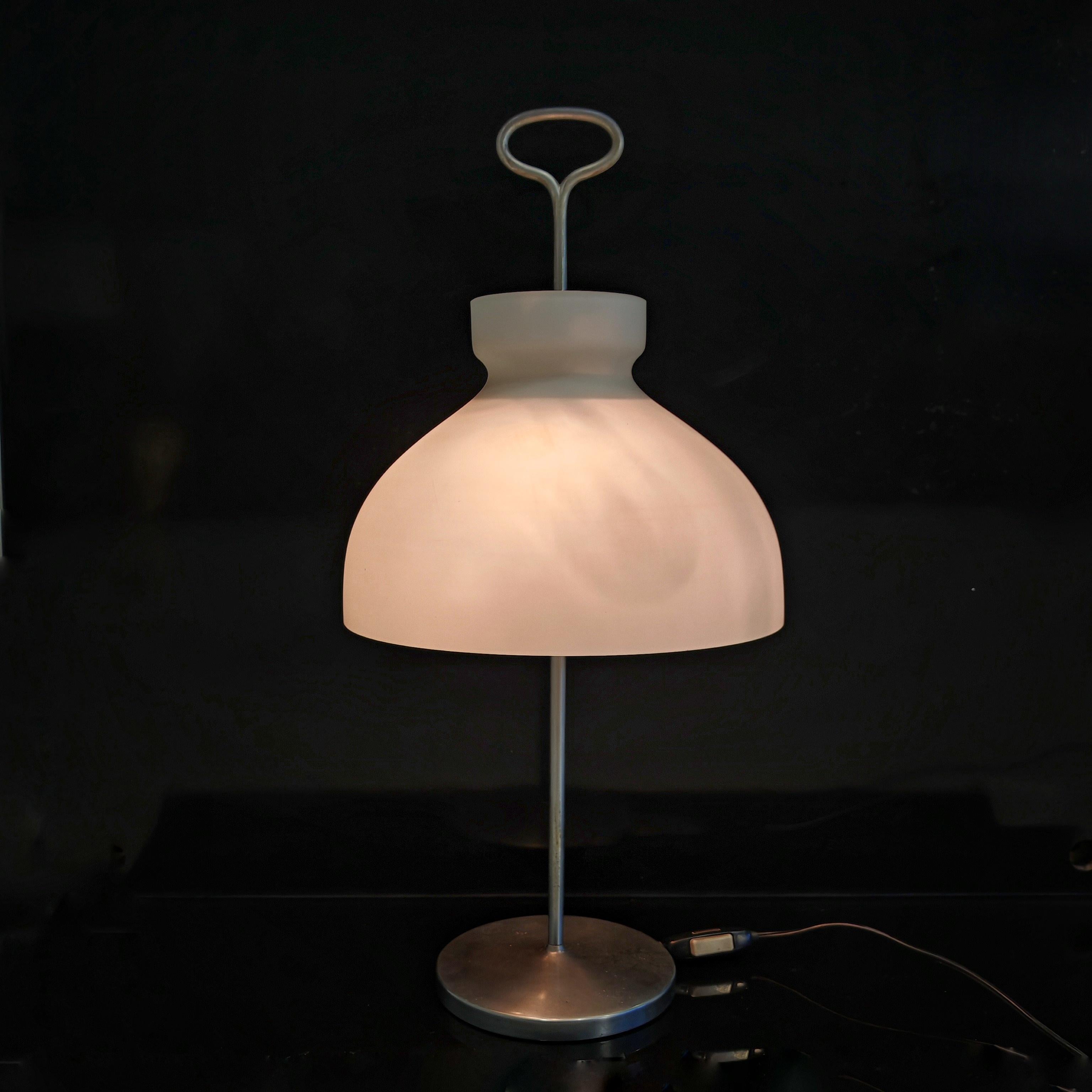 Lampada da tavolo modello Arenzano Ignazio Gardella per Azucena anni 60 In condizioni buone in vendita a Milano, MI