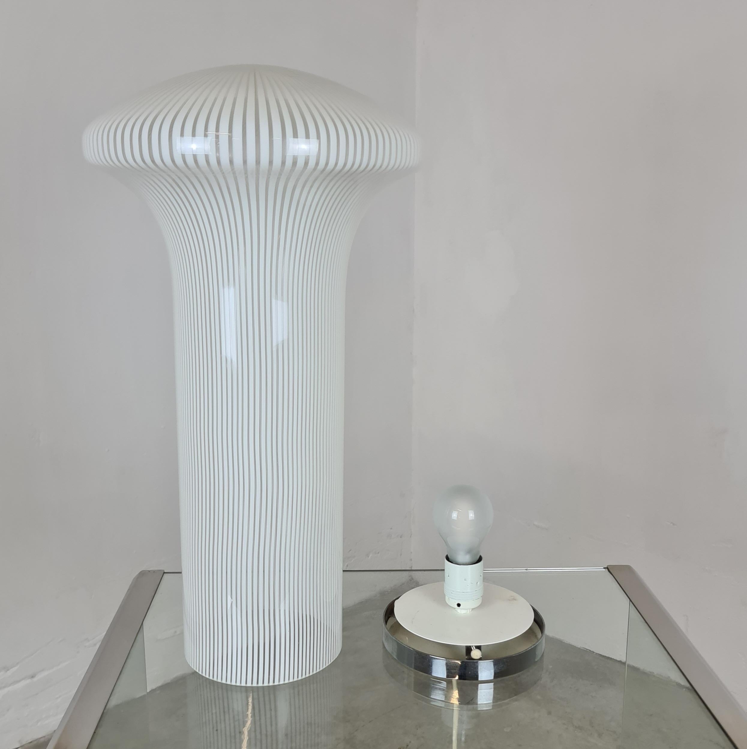 Lampada da tavolo modello Boletus di Mario Ticcò per Venini.

Grande ed elegante lampada realizzata in vetro di murano e canne della serie 