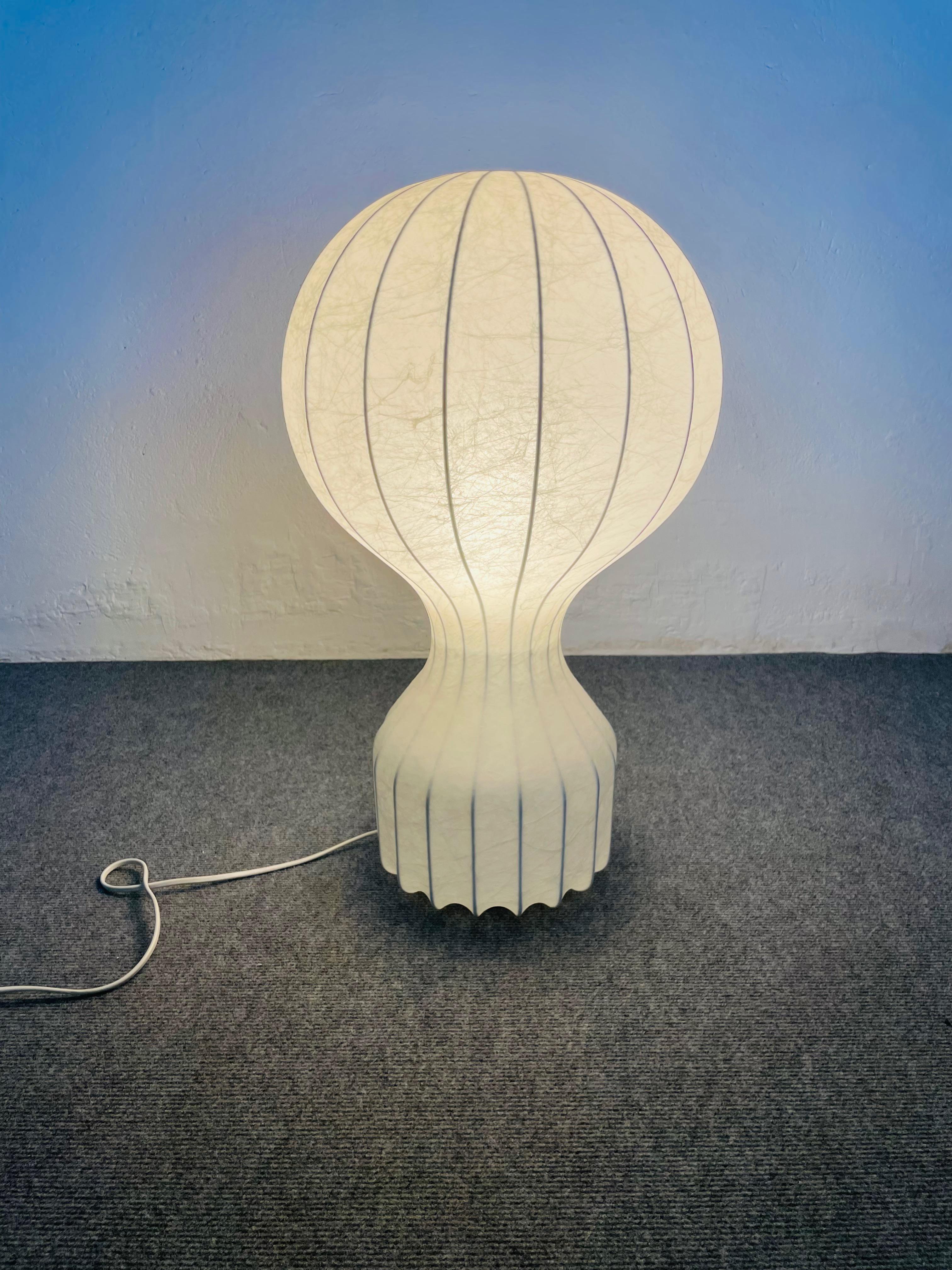 Lampada da tavolo modello gatto, produzione Flos, designer Castiglioni en venta 3