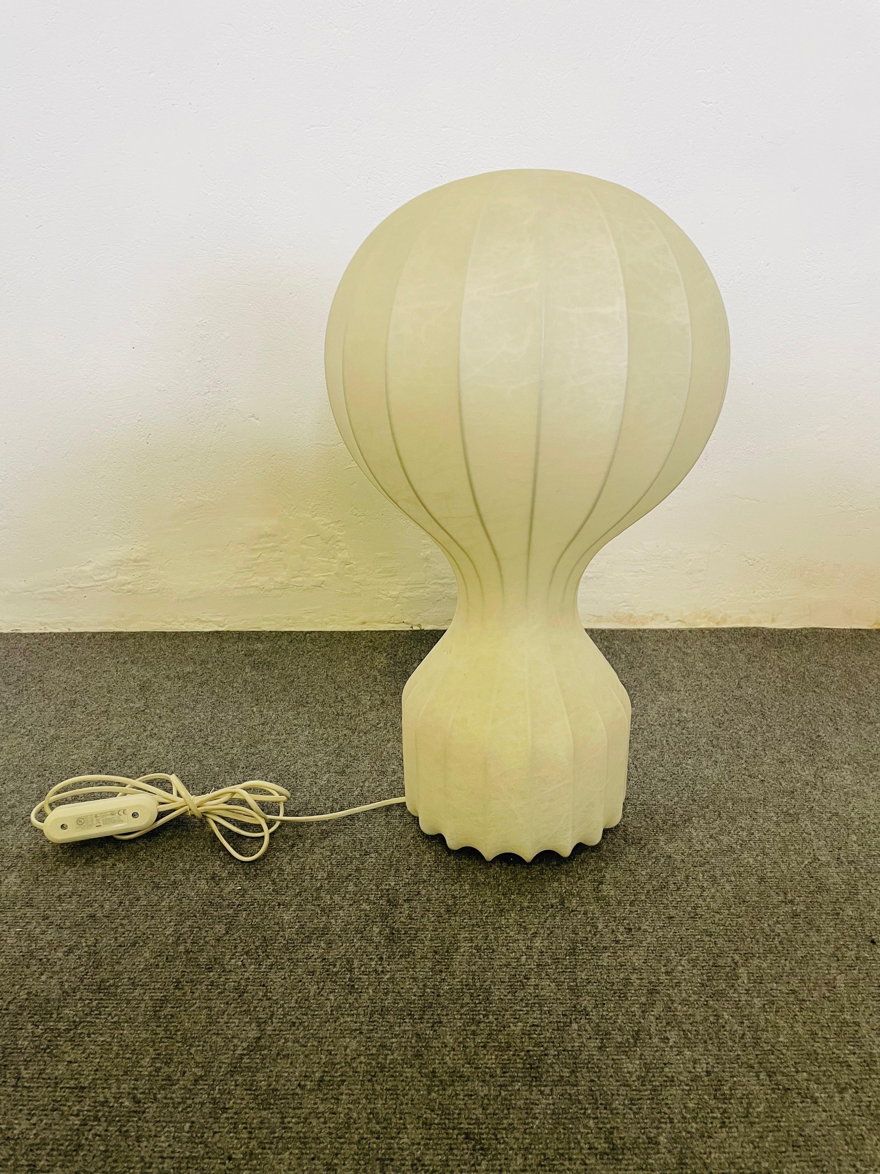 Gatto
Designed by Achille and Pier Giacomo Castiglioni, 1960
Lampada da tavolo a luce diffusa. Struttura interna in acciaio verniciato a polvere bianco. Diffusore in resina 