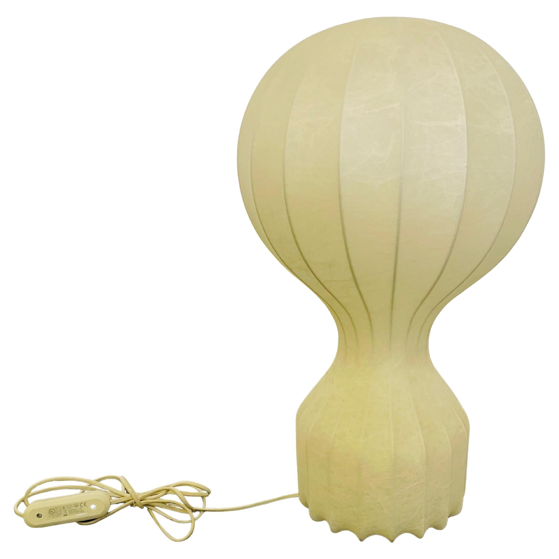 Lampada da tavolo modello gatto, produzione Flos, designer Castiglioni