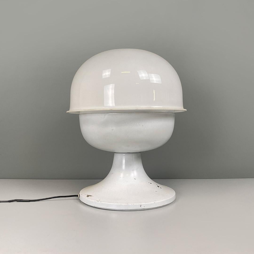 Post-Modern Lampada da tavolo moderna in metallo e plexiglas bianco, italiana, 1970 ca. For Sale