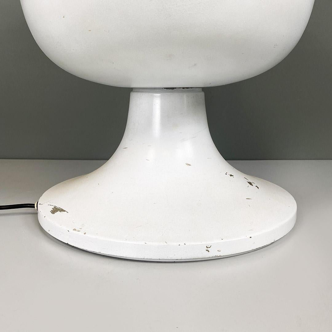 Enameled Lampada da tavolo moderna in metallo e plexiglas bianco, italiana, 1970 ca. For Sale