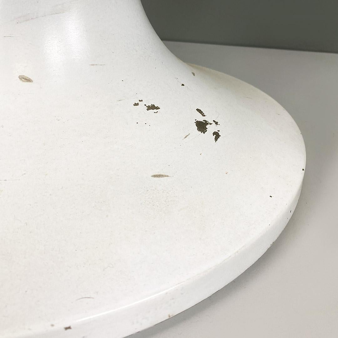 Lampada da tavolo moderna in metallo e plexiglas bianco, italiana, 1970 ca. In Good Condition For Sale In MIlano, IT