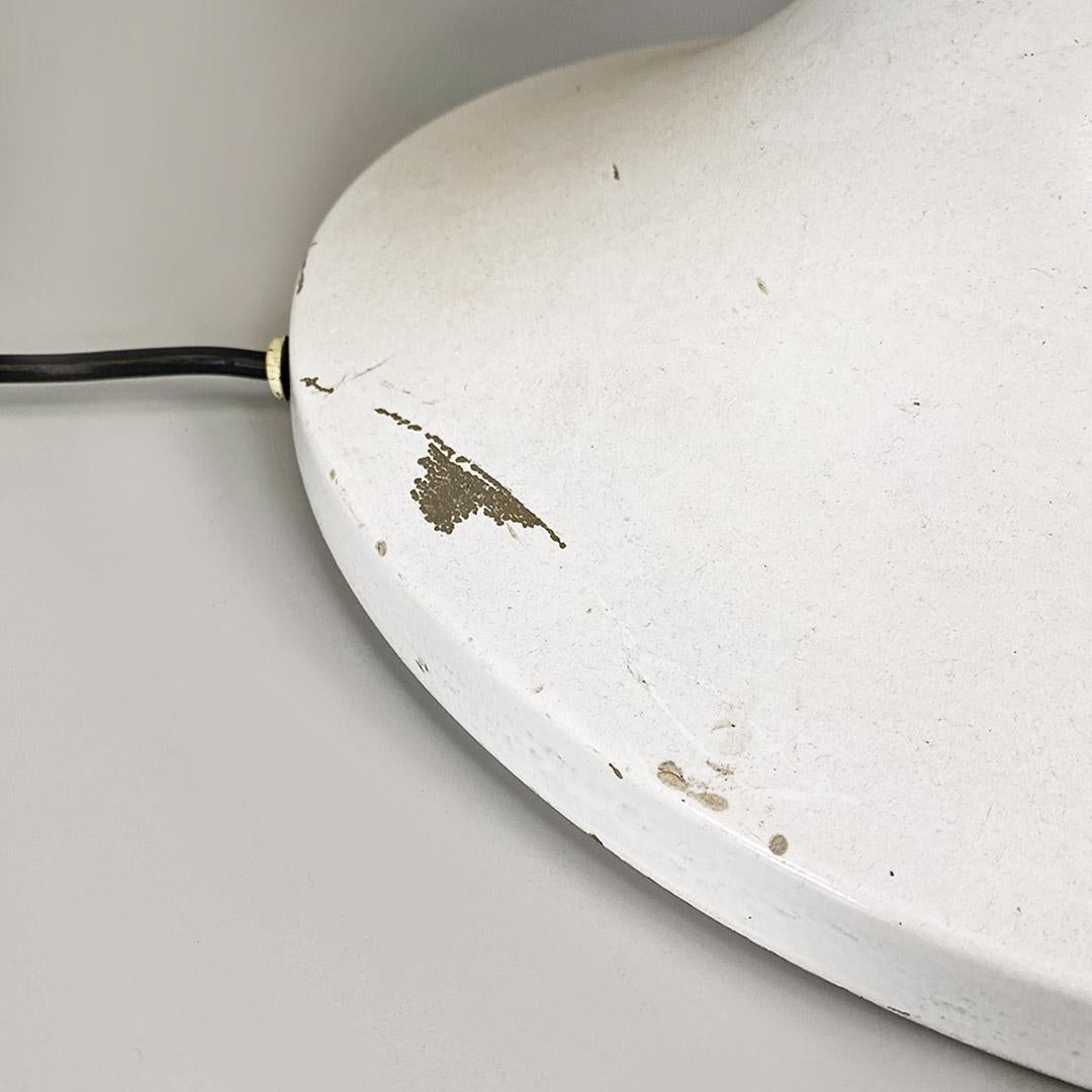 Late 20th Century Lampada da tavolo moderna in metallo e plexiglas bianco, italiana, 1970 ca. For Sale