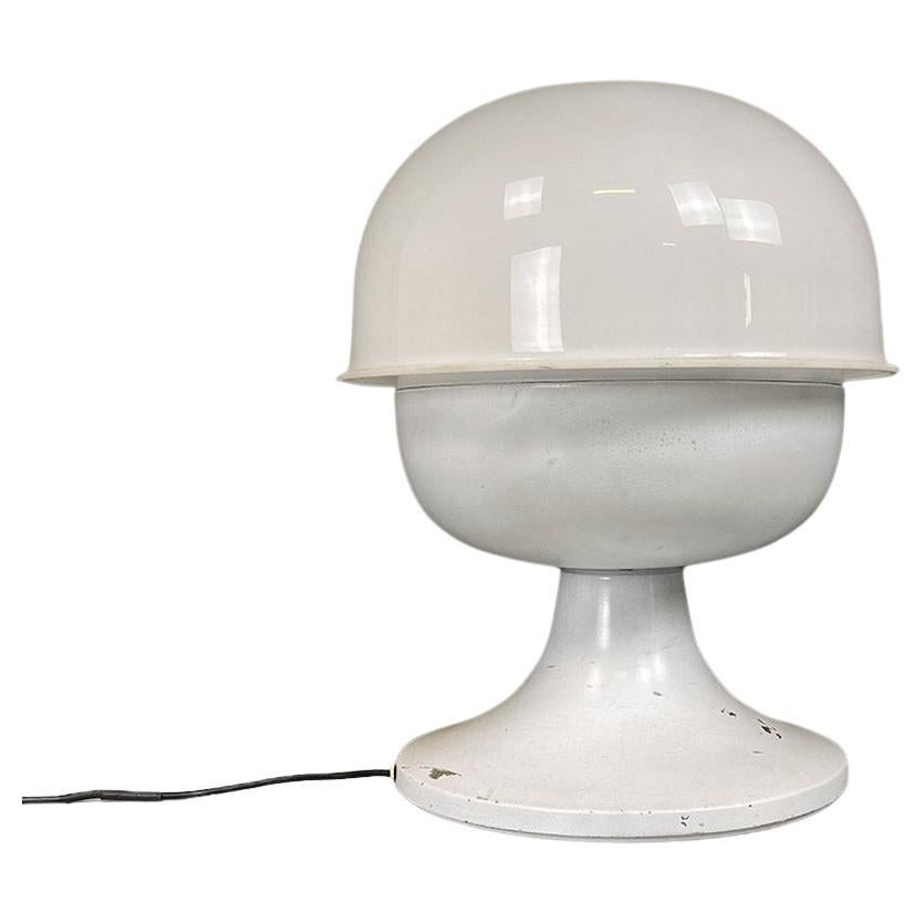Lampada da tavolo moderna in metallo e plexiglas bianco, italiana, 1970 ca. For Sale
