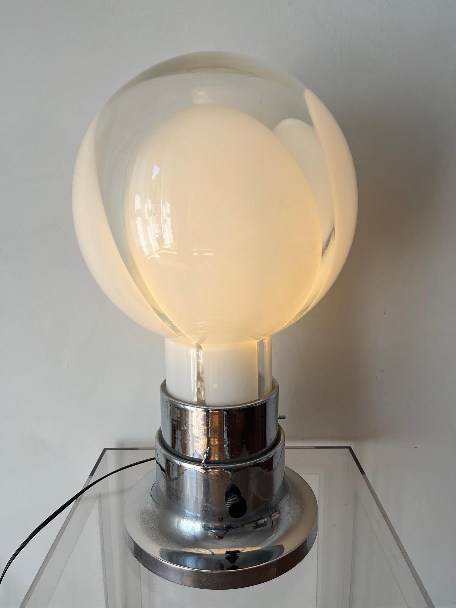 Murano Table Lamp Space Age 1970 -Top Design-

Year: 1970 Space Age 

Color: Transparent, White, Chrome Steel

Materials: Steel, Murano 

Condition: Intact, Functional, Metal with a few dots of oxidation

Measurements: Cm 52 H, Cm 25 D

 

Murano