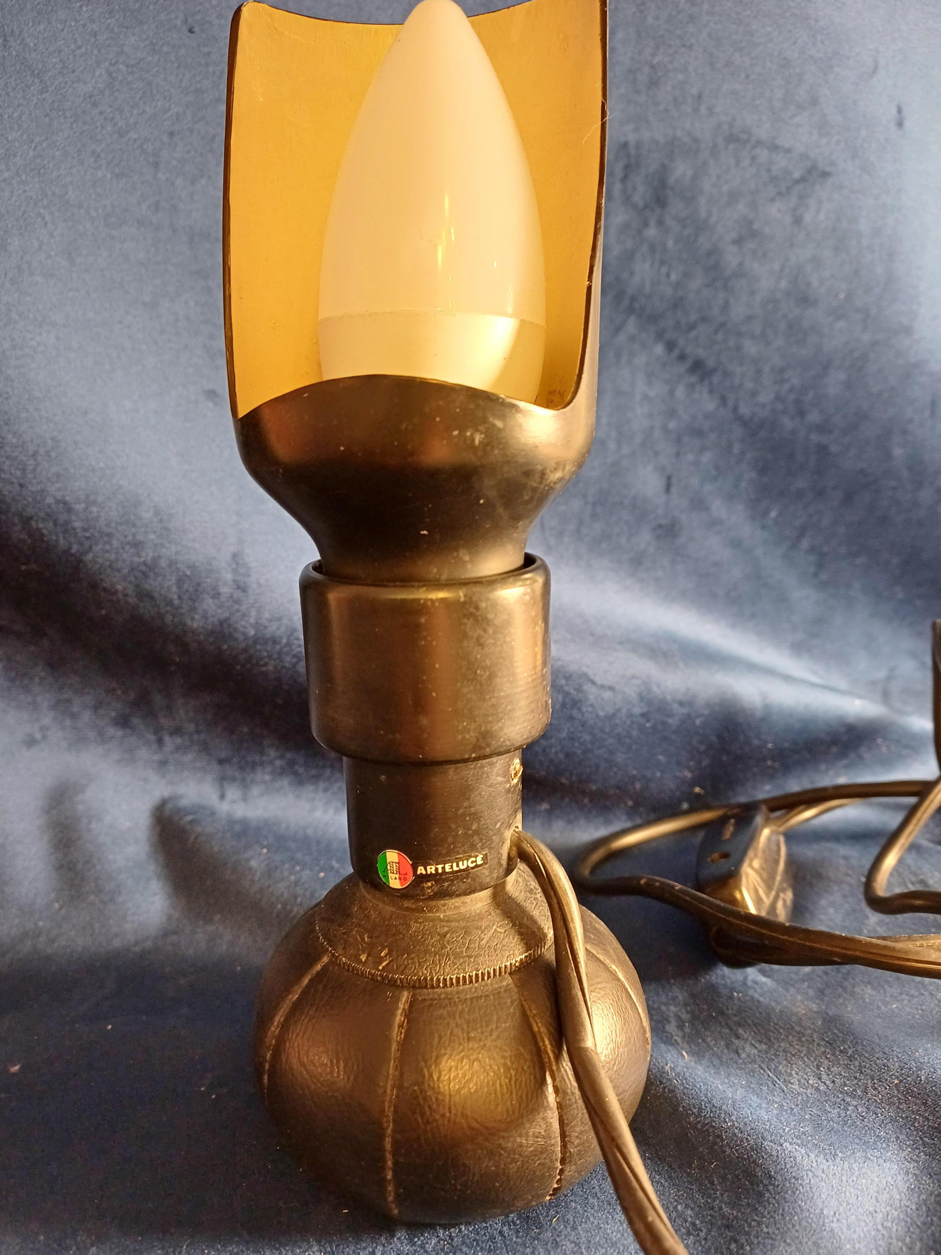 Lampe de table modèle 600 P conçue par Gino Sarfatti pour Arteluce Italia
La lampe modèle 600 P a été conçue en 1966 et fabriquée en Italie.
La lampe de Gino Sarfatti est fabriquée en aluminium laqué noir, la base est en cuir noir, ce qui permet de