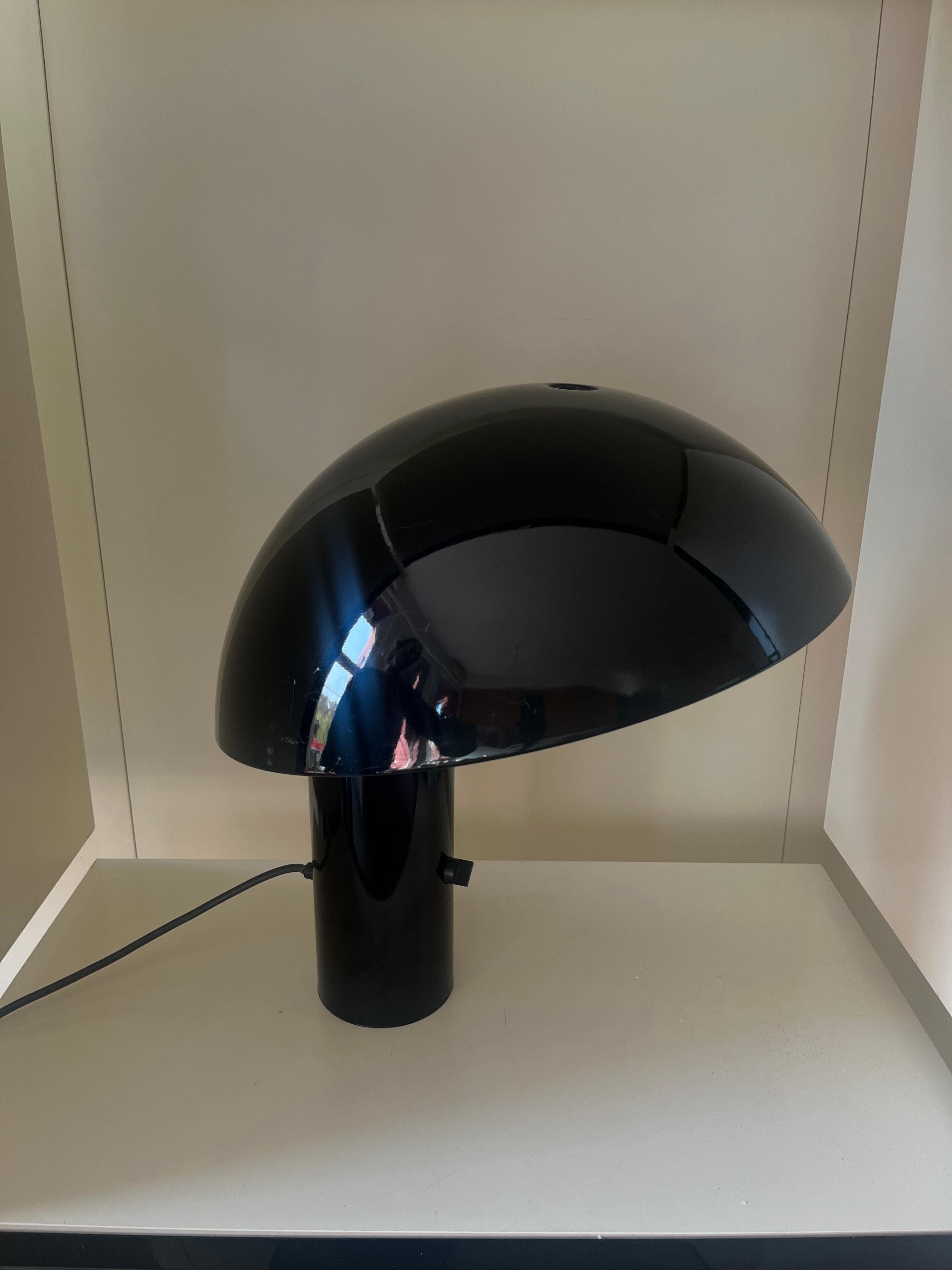 Vaga model table lamp designed by Franco Mirenzi for Valenti circa 1980. 

It is made of black metal and has a dimmable electrical system. 

Good condition, a few scratches and light coloring defects on the shell. 

