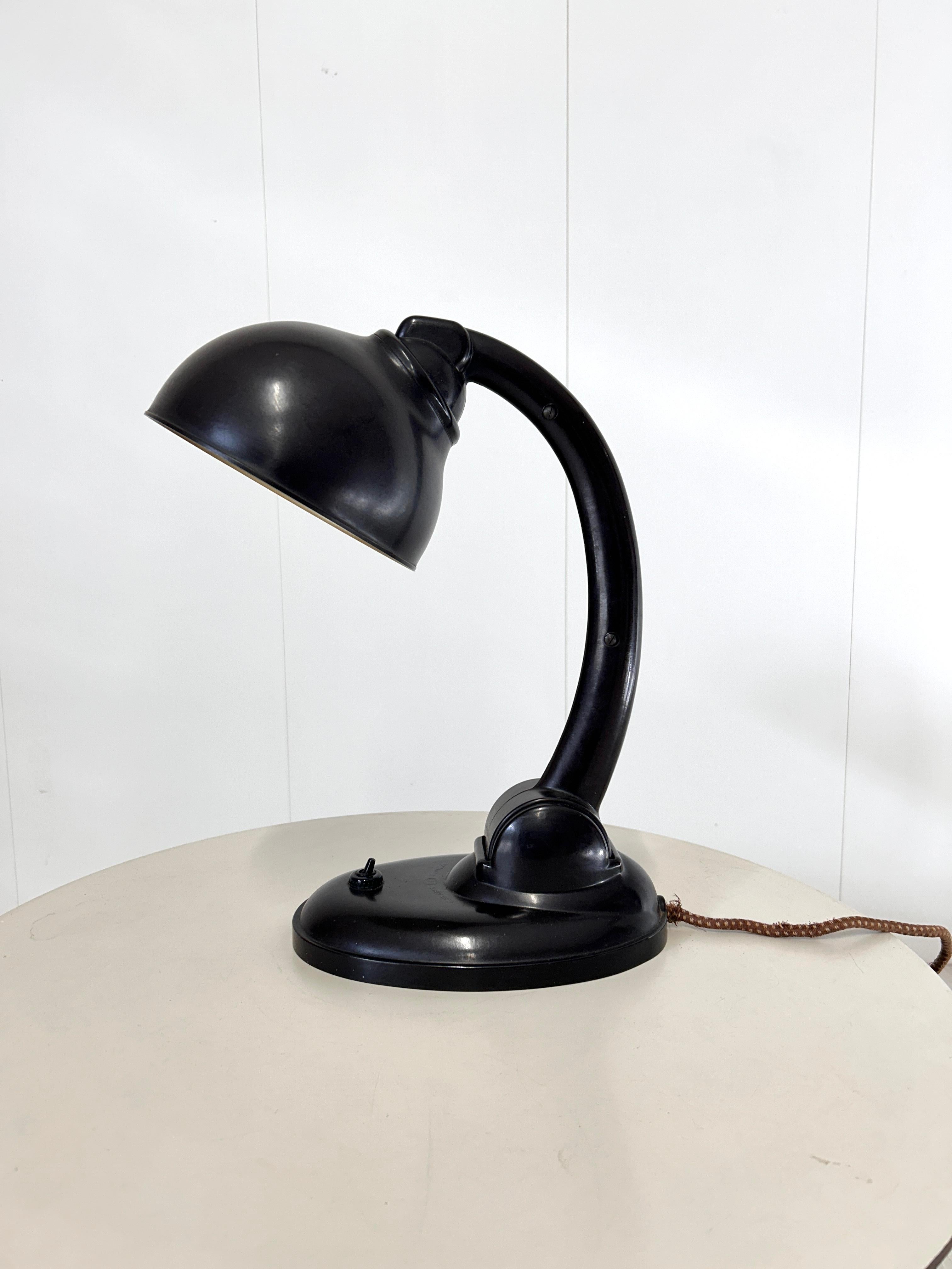 Bakélite Lampe de table No. 11126 par Eric Kirkham Cole, années 1930 en vente