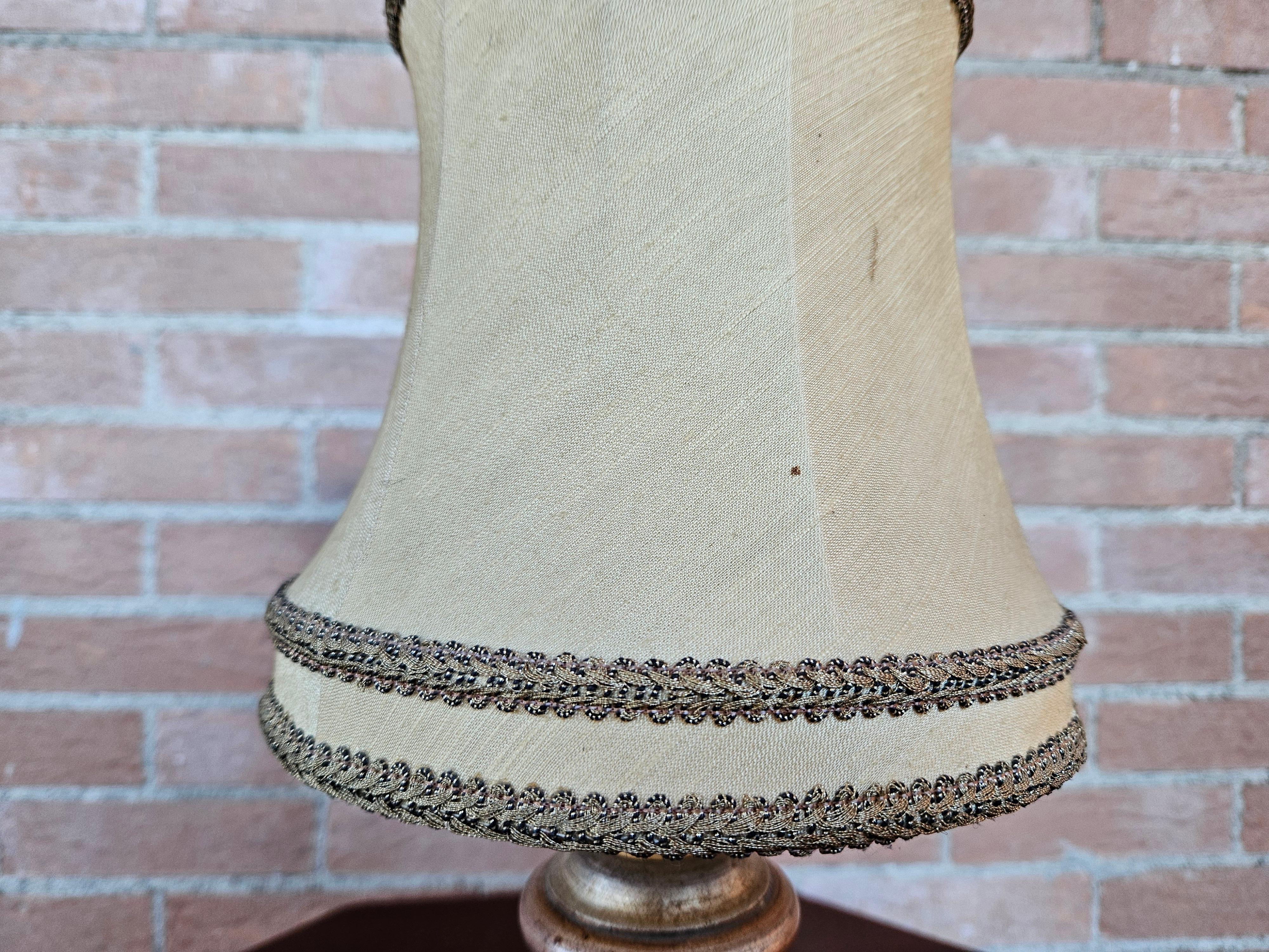 Table or bedside lamp with cloth shade In Good Condition For Sale In Premariacco, IT