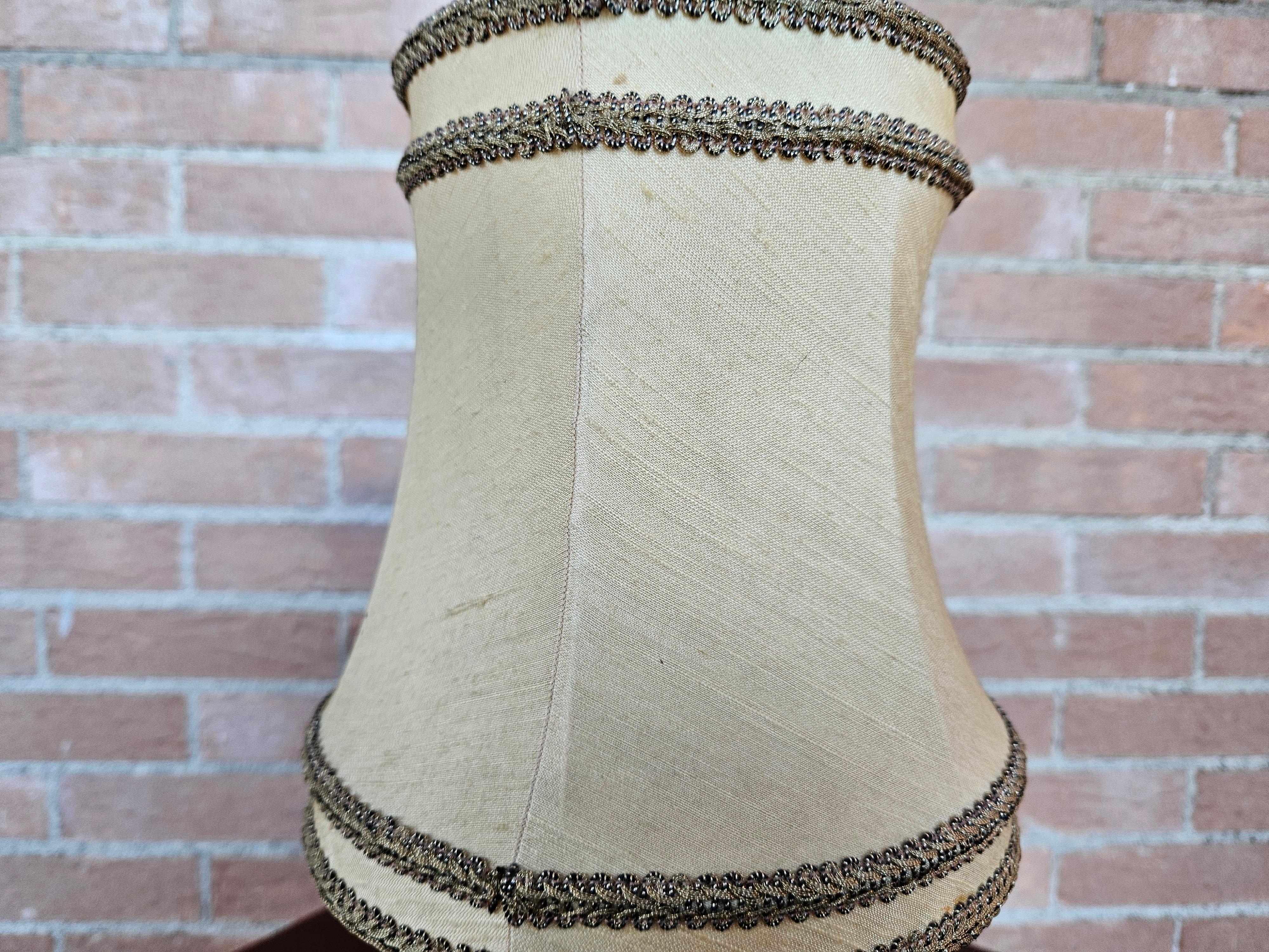 Tissu Lampe de table ou de chevet avec abat-jour en tissu en vente