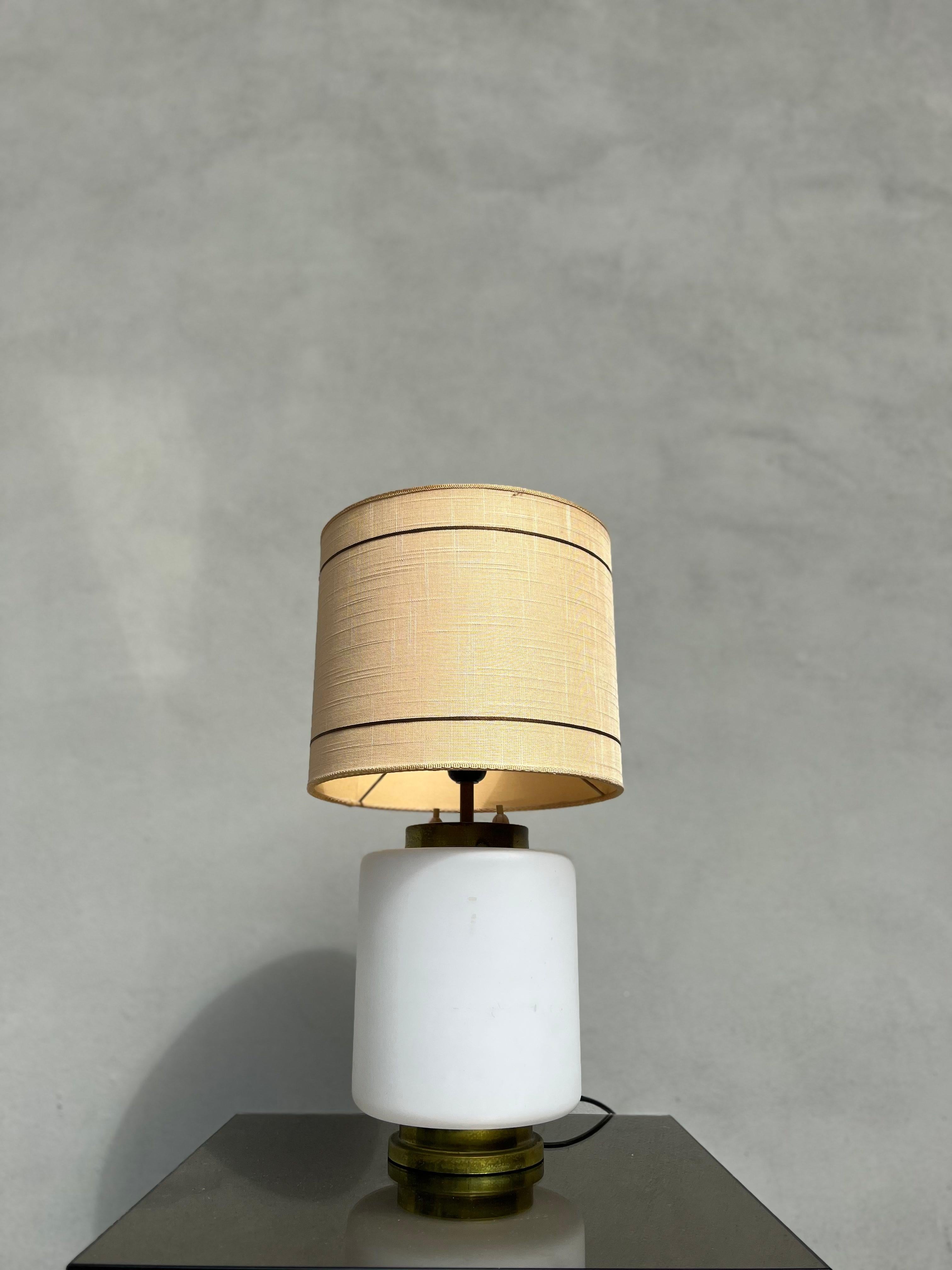 Milieu du XXe siècle Lampada Da Tavolo Ottone - Opaline - Stilnovo - Abatjour Stilnovo - Design - années 50 en vente