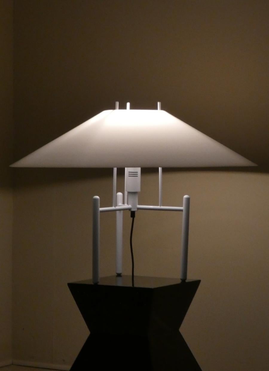 Lampada “Pagoda” Mod. 694 disegnata da Elio Martinelli per MARTINELLI LUCE e prodotta in Italia nel 1980.
Base tripode in metallo laccato color bianco latte ed ampio paralume in perpex bianco.

Elio Martinelli diceva di trarre ispirazione per i suoi