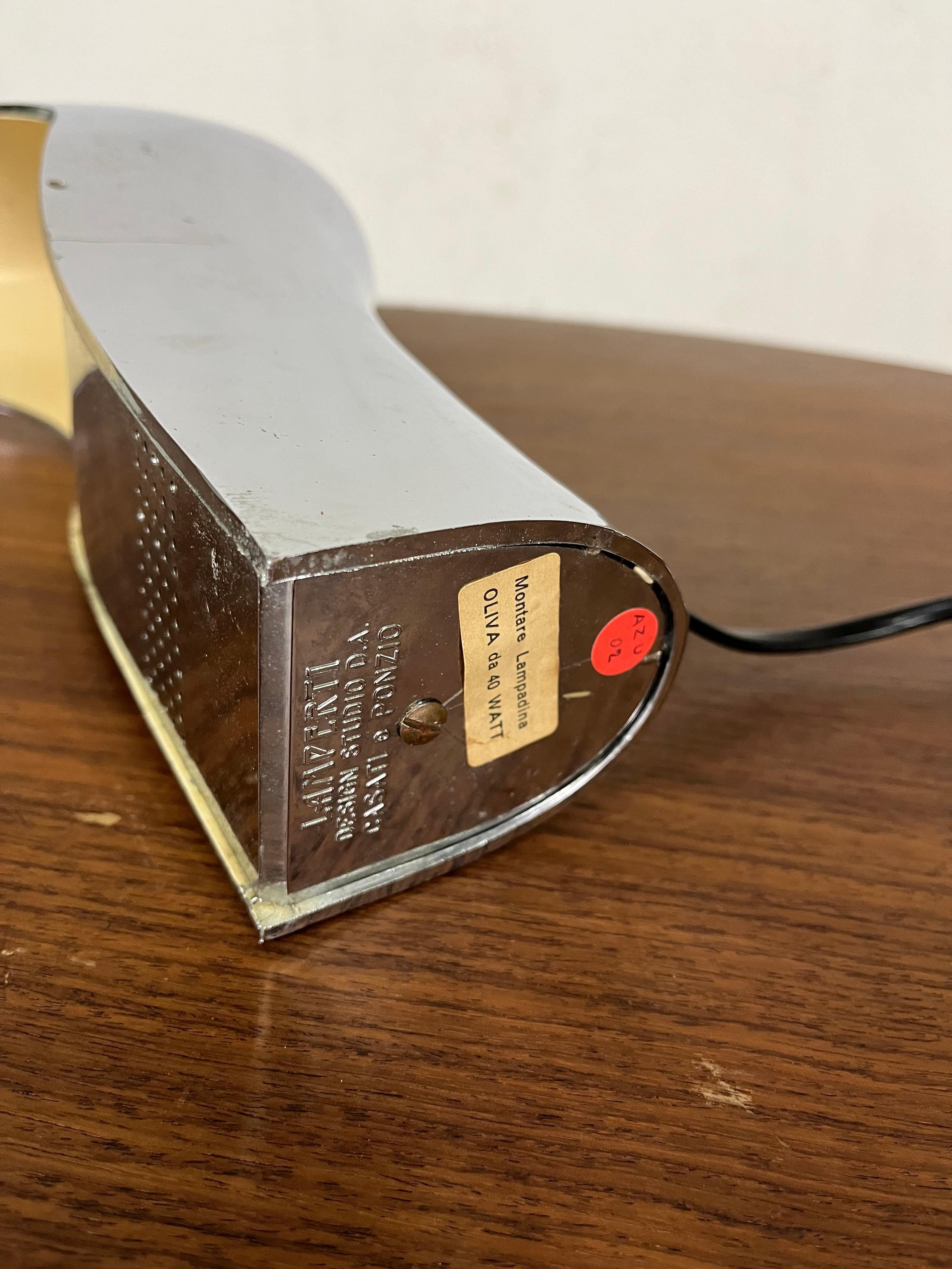 Lampada da tavolo in plastica e metallo cromato modello Pelota disegnata da Cesare Casati e Emanuele Ponzio per Lamperti negli anni 70’.

La lampada è stata accuratamente pulita, si presenta in buone condizioni, con segni sulla