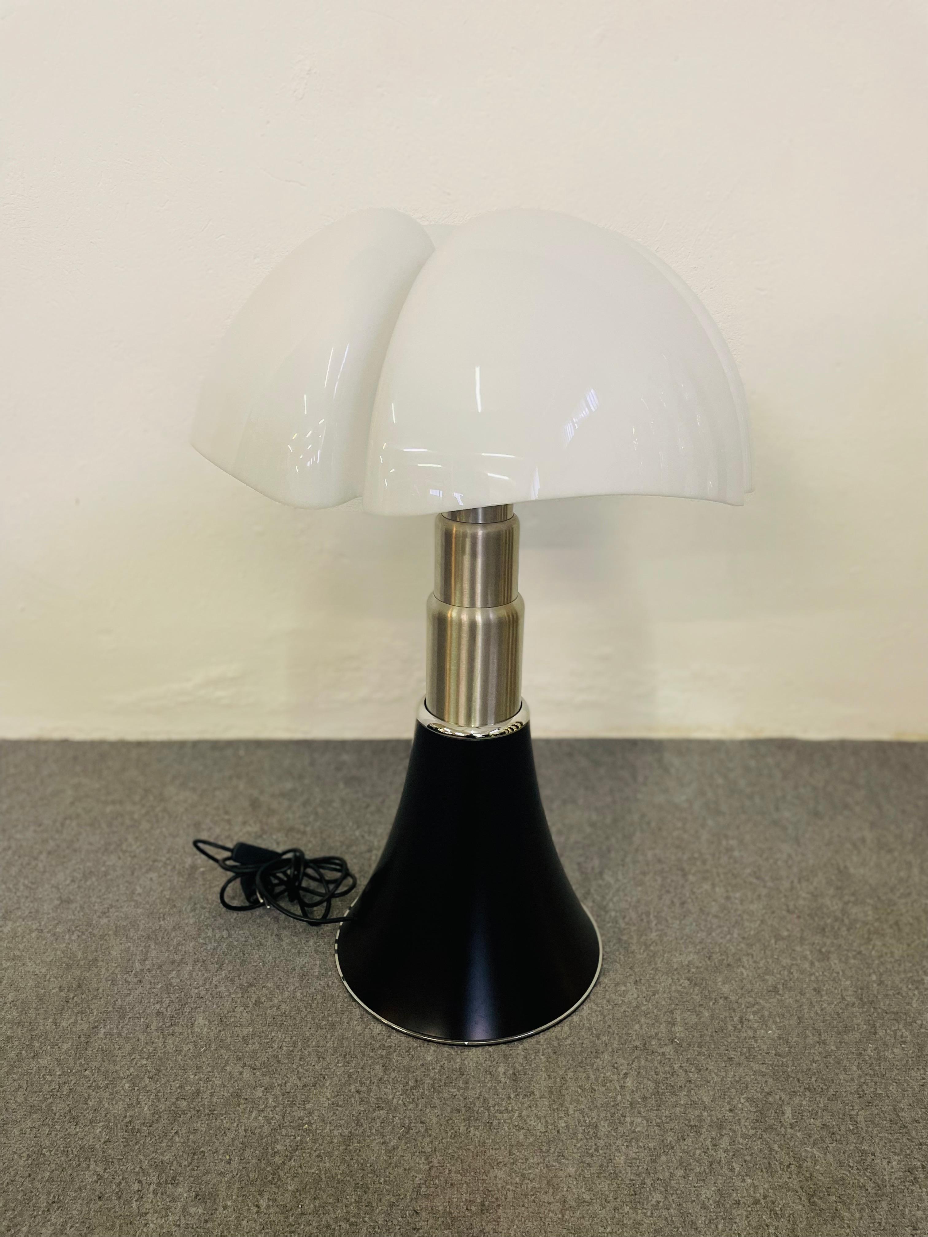 Grande lampada da tavolo Pipistrello di Gae Aulenti per Martinelli Luce. Progettata originariamente nel 1965, questa produzione attuale è dotata di un diffusore in metacrilato bianco opalino e di una base in alluminio verniciato nero lucido e