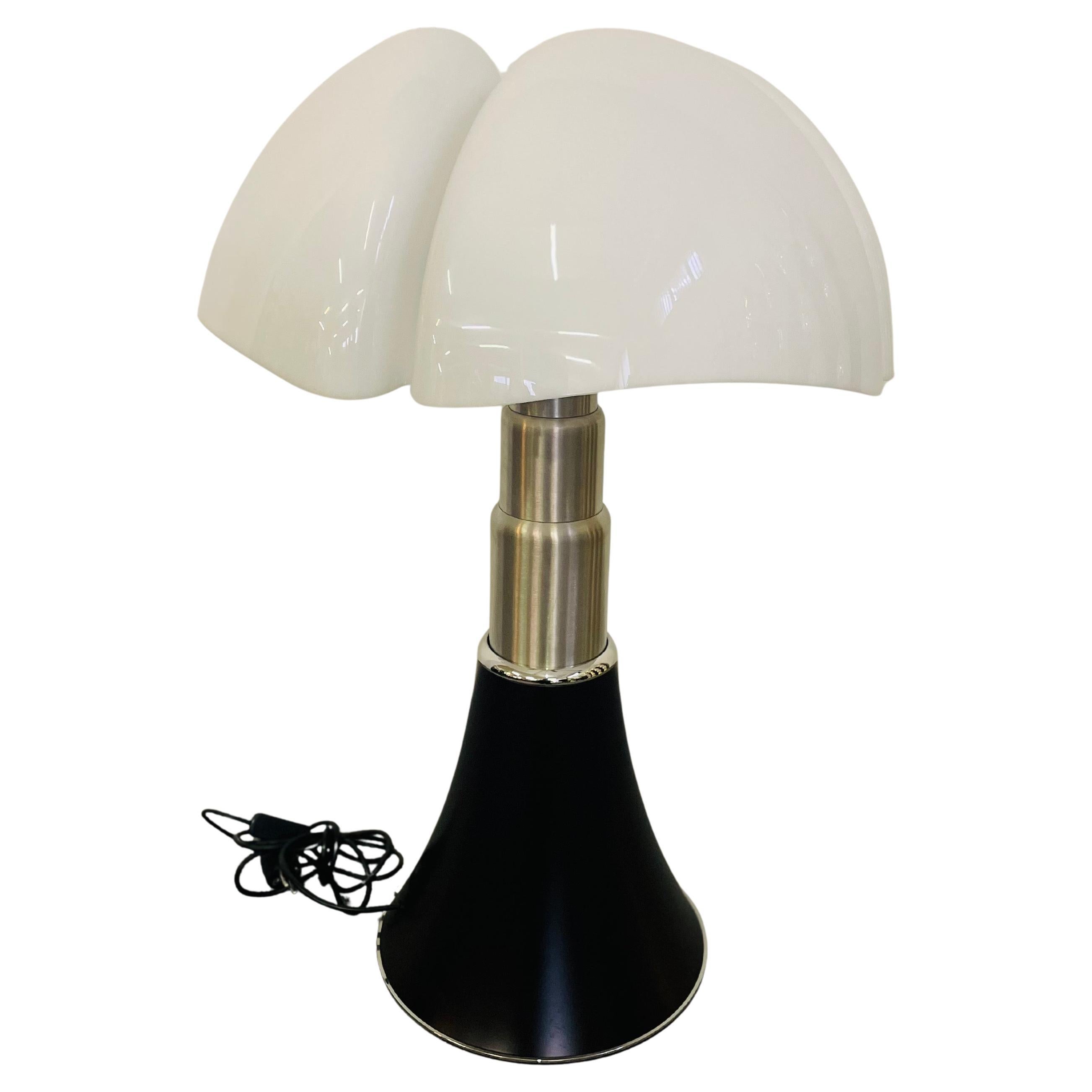 lampada da tavolo Pipistrello, di Gae aulenti per Martinelli Luce