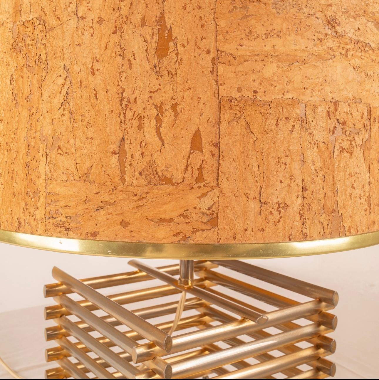 Discover this vintage table lamp from the 1960s-70s, a true vintage design gem made with 18kt gold-plated metal elements arranged in a square grid.
Its style and the materials used suggest to us that it may belong to the prestigious productions of