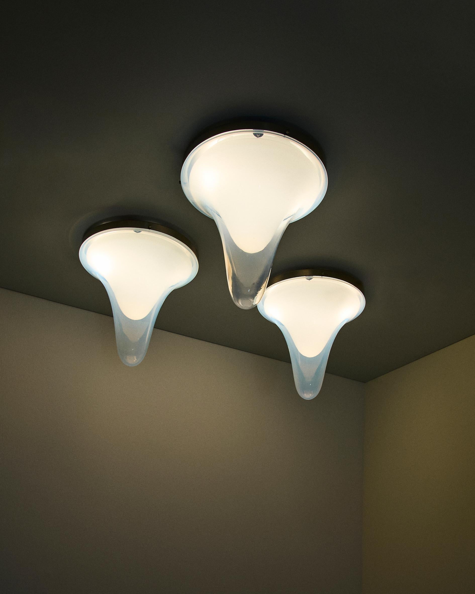 Lámpara de sobremesa/plafón de cristal de Murano opalino mod. LS143, diseño de Carlo Nason para A.V. Mazzega hacia 1970.
Carlo Nason (nacido en 1935 en Murano, Venecia) es un diseñador y maestro vidriero italiano, conocido por sus obras en cristal