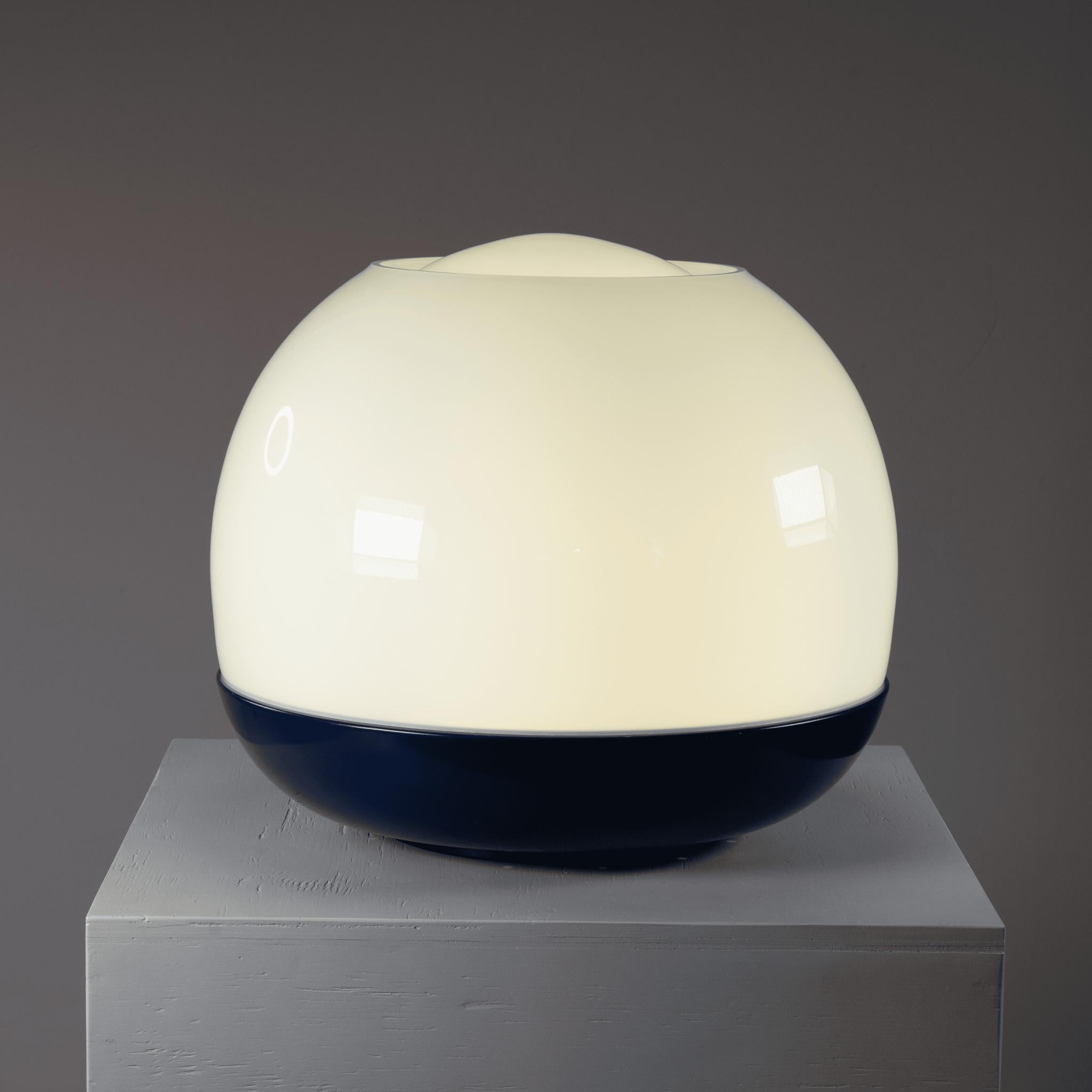 Italian Platea table lamp, Leonardo Ferrari and Franco Mazzucchelli, Artemide For Sale