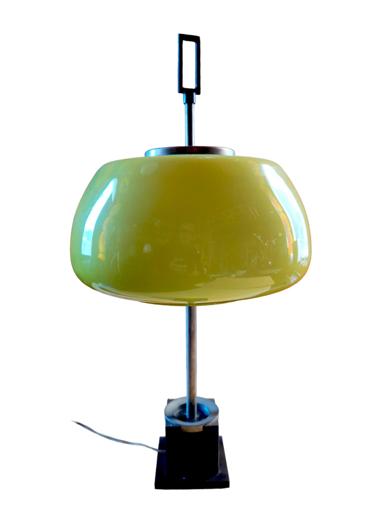 rare original table lamp from the 1960s, Production Lumi Milano based on a design by Oscar Torlasco.
Made of steel with nickel base, lampshade made of acid green etched murano glass.
It measures 55 cm in height, diameter of the  27 cm diffuser.
Very