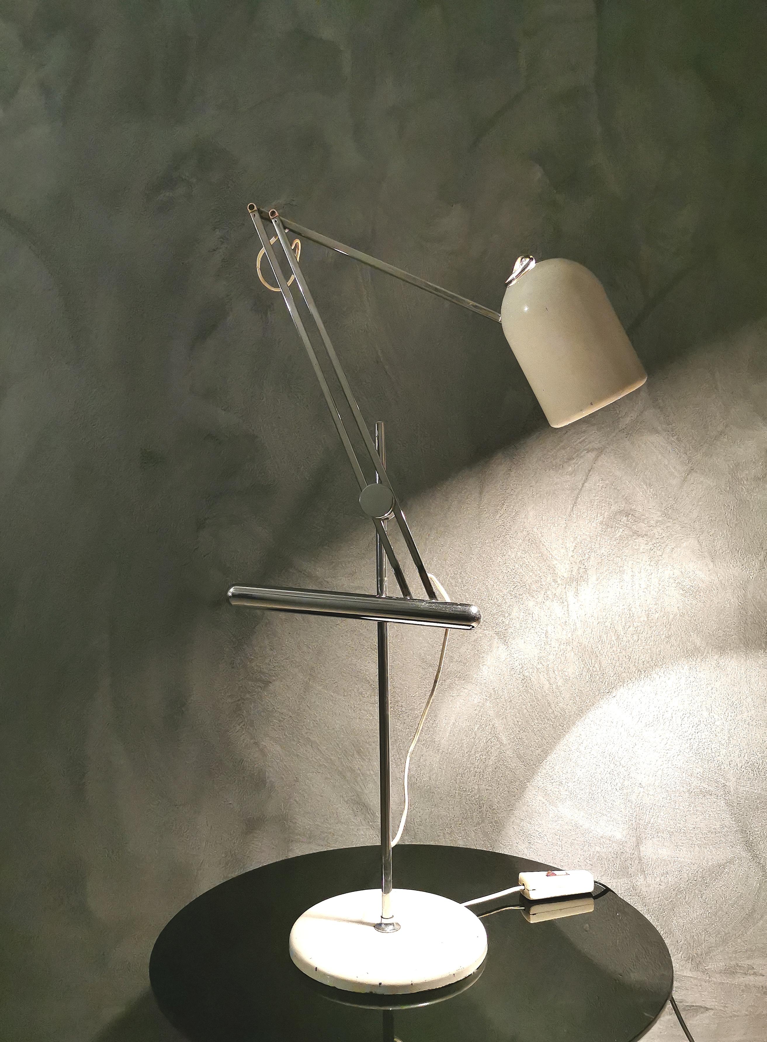 Reggiani table lamp with chromed metal structure, enameled aluminum diffuser, adjustable and Directional, Italy, 1960s.