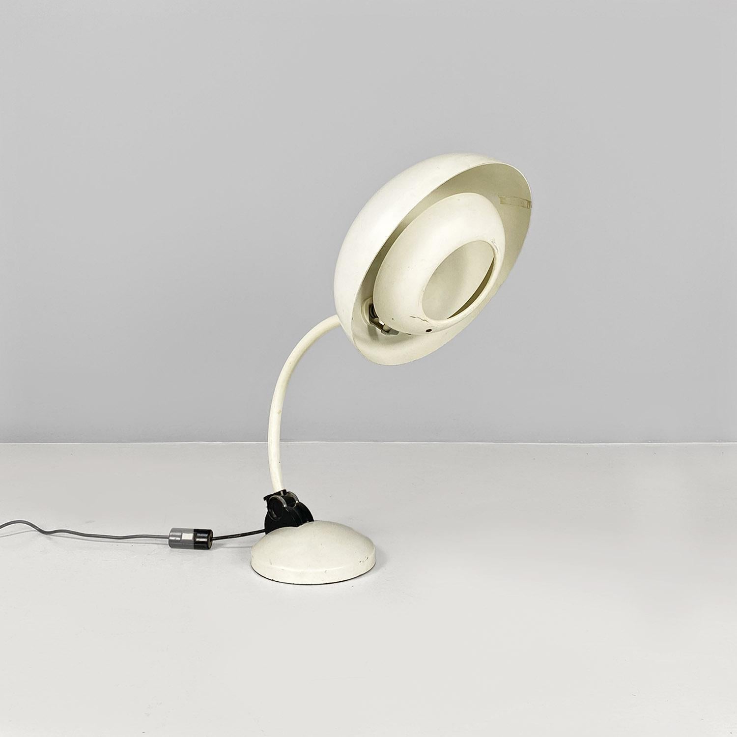 Adjustable table lamp, white metal, modern Italian, 1970s In Good Condition For Sale In MIlano, IT