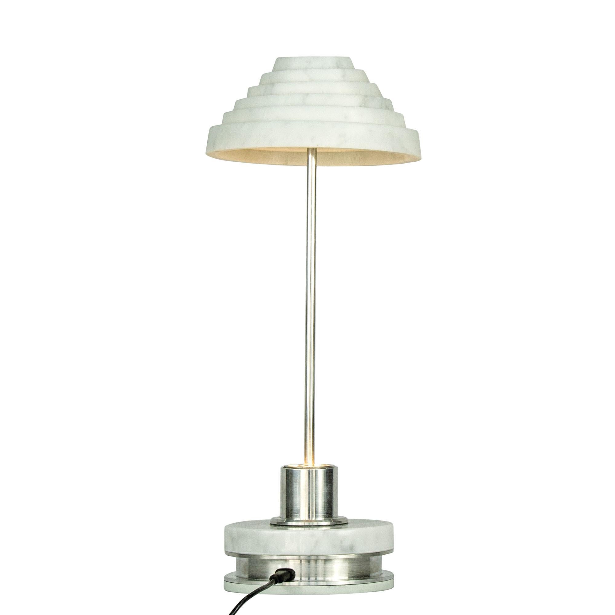 Lampada da tavolo ricaricabile in marmo bianco Carrara e alluminio

Lampada da tavolo ricaricabile con 8 ore di autonomia con accensione per mezzo di sensore touch dimmerabile, versione ricaricabile. Il cappello e la base sono realizzati in marmo