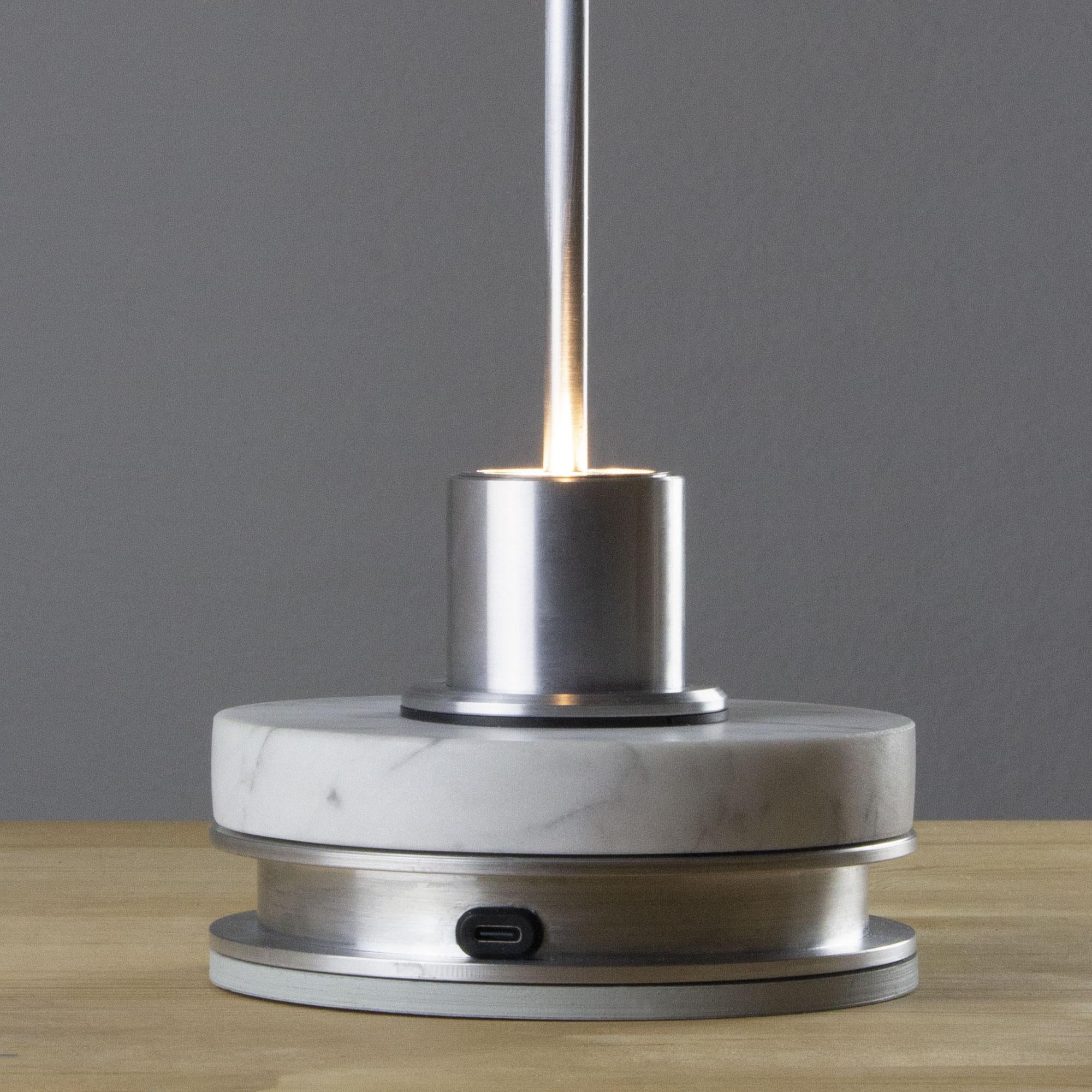 Italian Lampada da tavolo ricaricabile in marmo bianco Carrara e alluminio in vendita