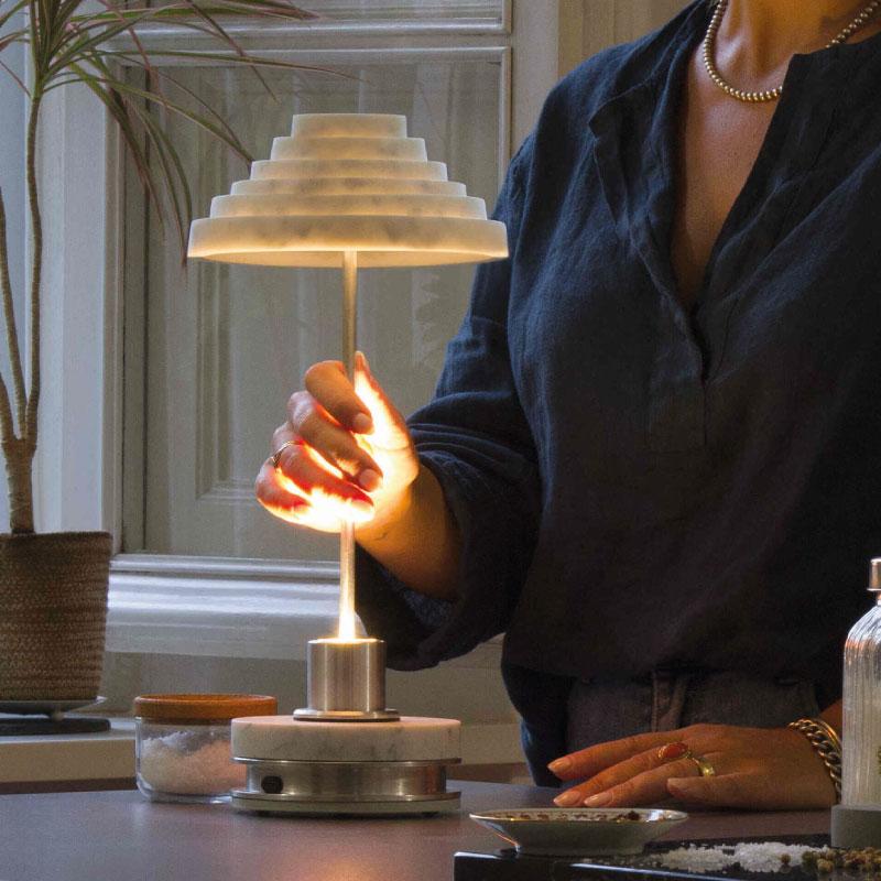 Periodo contemporaneo Lampada da tavolo ricaricabile in marmo bianco Carrara e alluminio in vendita