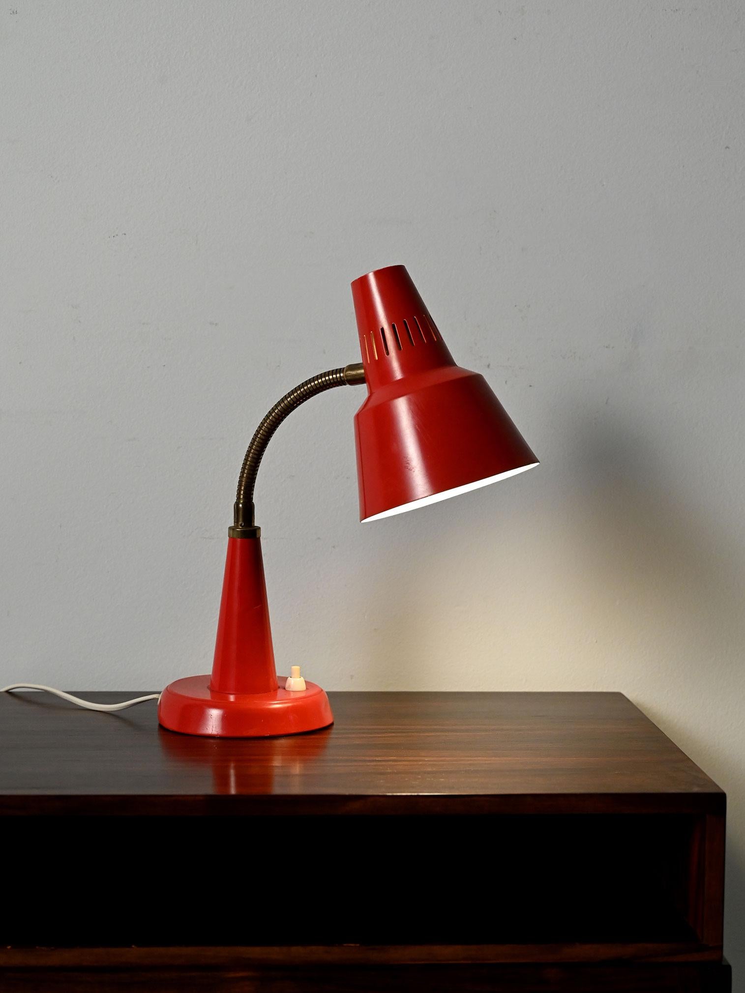 Lampe scandinave de Gemi en métal laqué rose, collier flessibile orientable et diffuseur traforato.

Lampe de table produite par Gemi dans les années 60, design scandinave en métal laqué rose avec collier flessibile orientable et cappello traforato.
