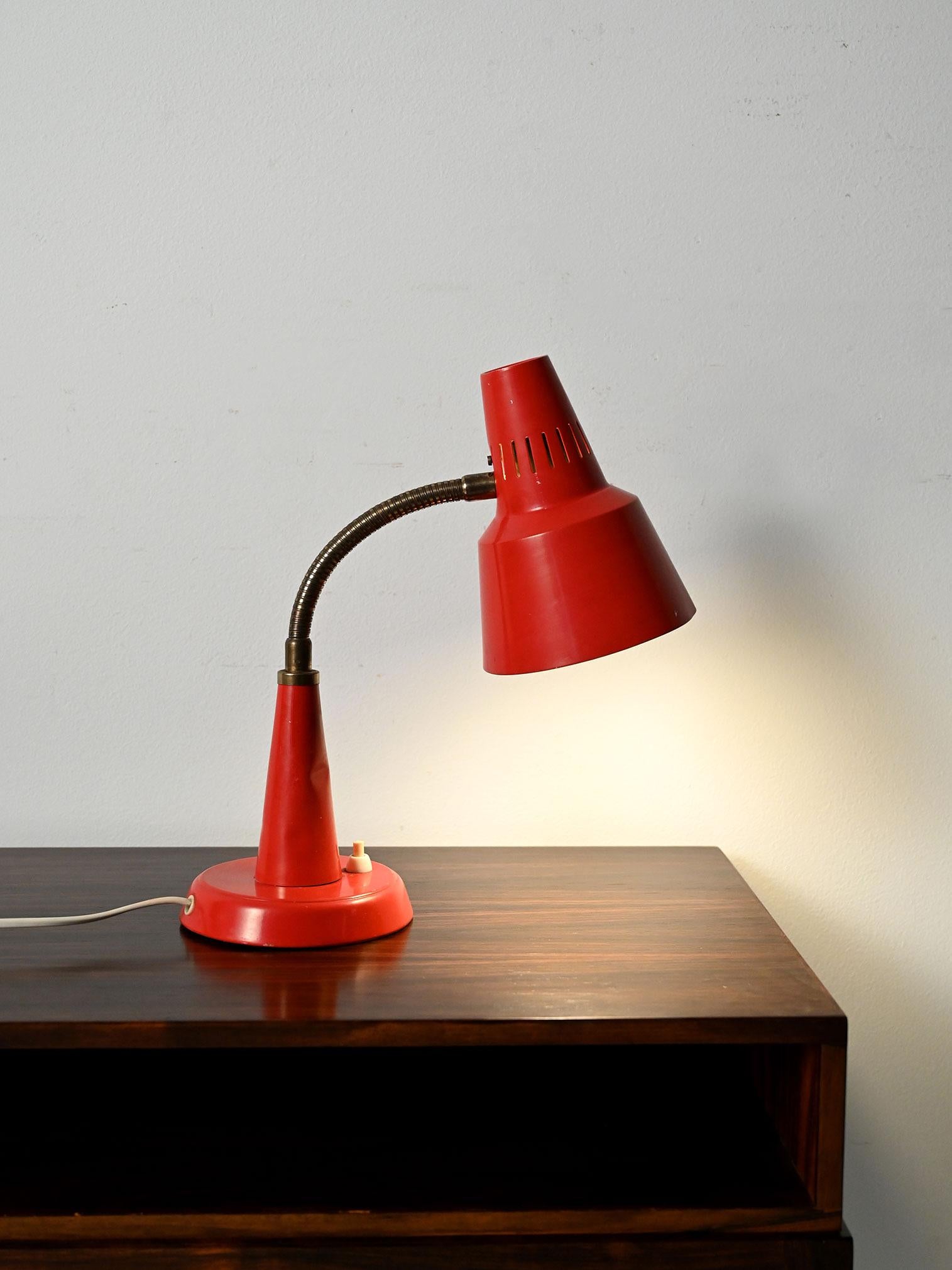 Lampe scandinave de Gemi en métal laqué rose, collier flessibile orientable et diffuseur traforato.

Lampe de table produite par Gemi dans les années 60, design scandinave en métal laqué rose avec collier flessibile orientable et cappello traforato.