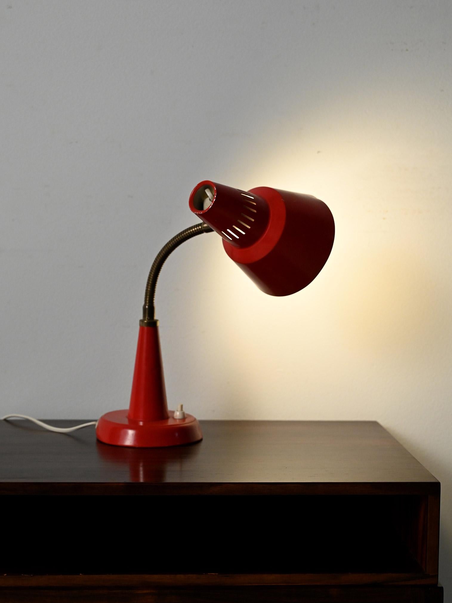 Scandinave moderne Lampe à tavolo rossa produite par Gemi rossa dans les années 60 en vente