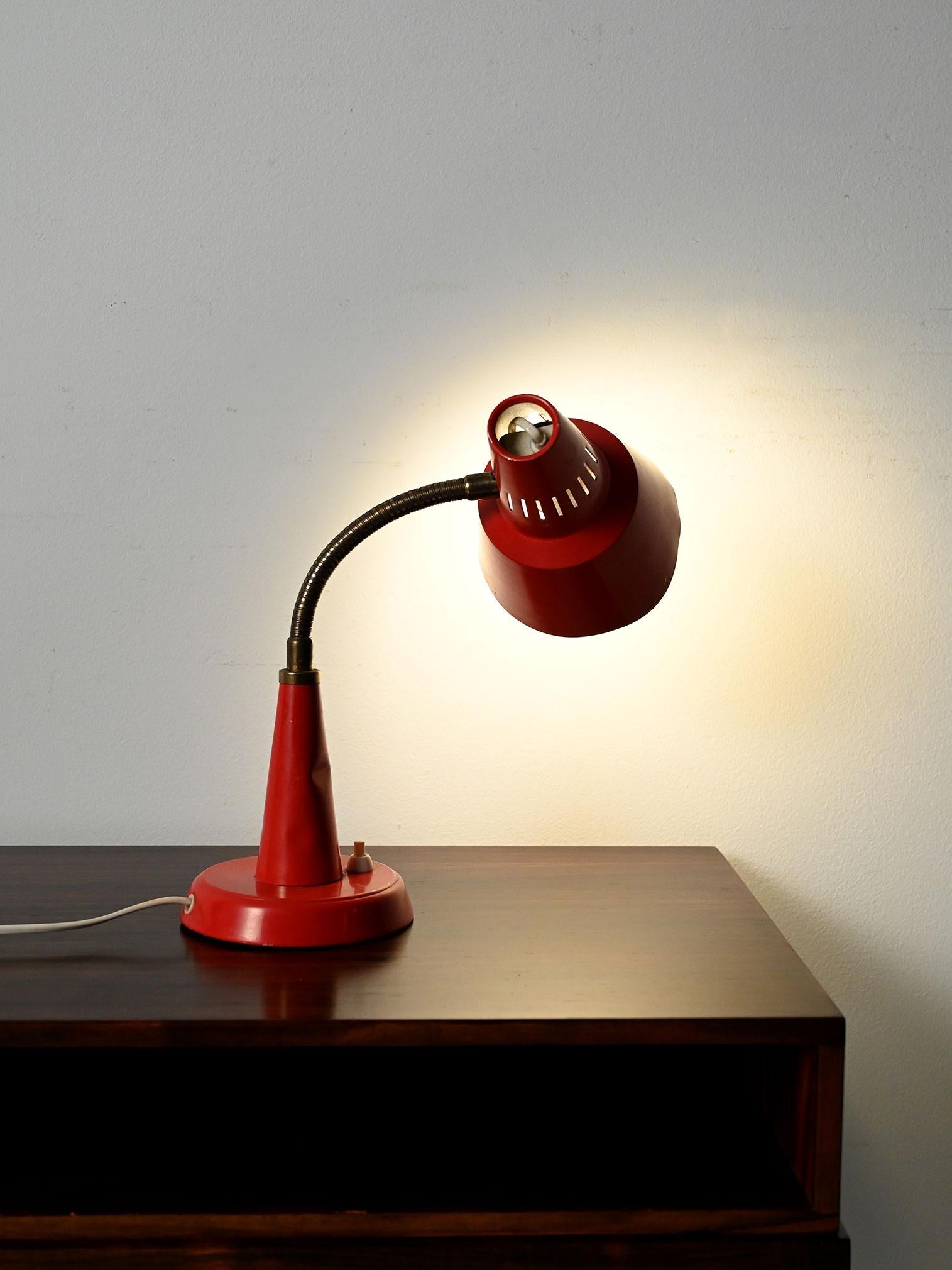 Scandinave moderne Lampe à tavolo rossa produite par Gemi rossa dans les années 60 en vente