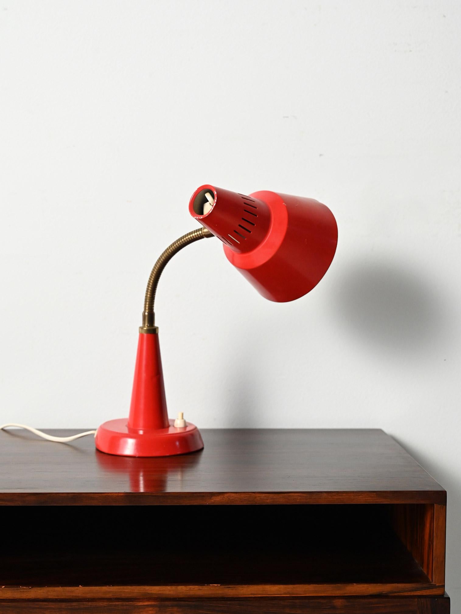 Scandinave Lampe à tavolo rossa produite par Gemi rossa dans les années 60 en vente