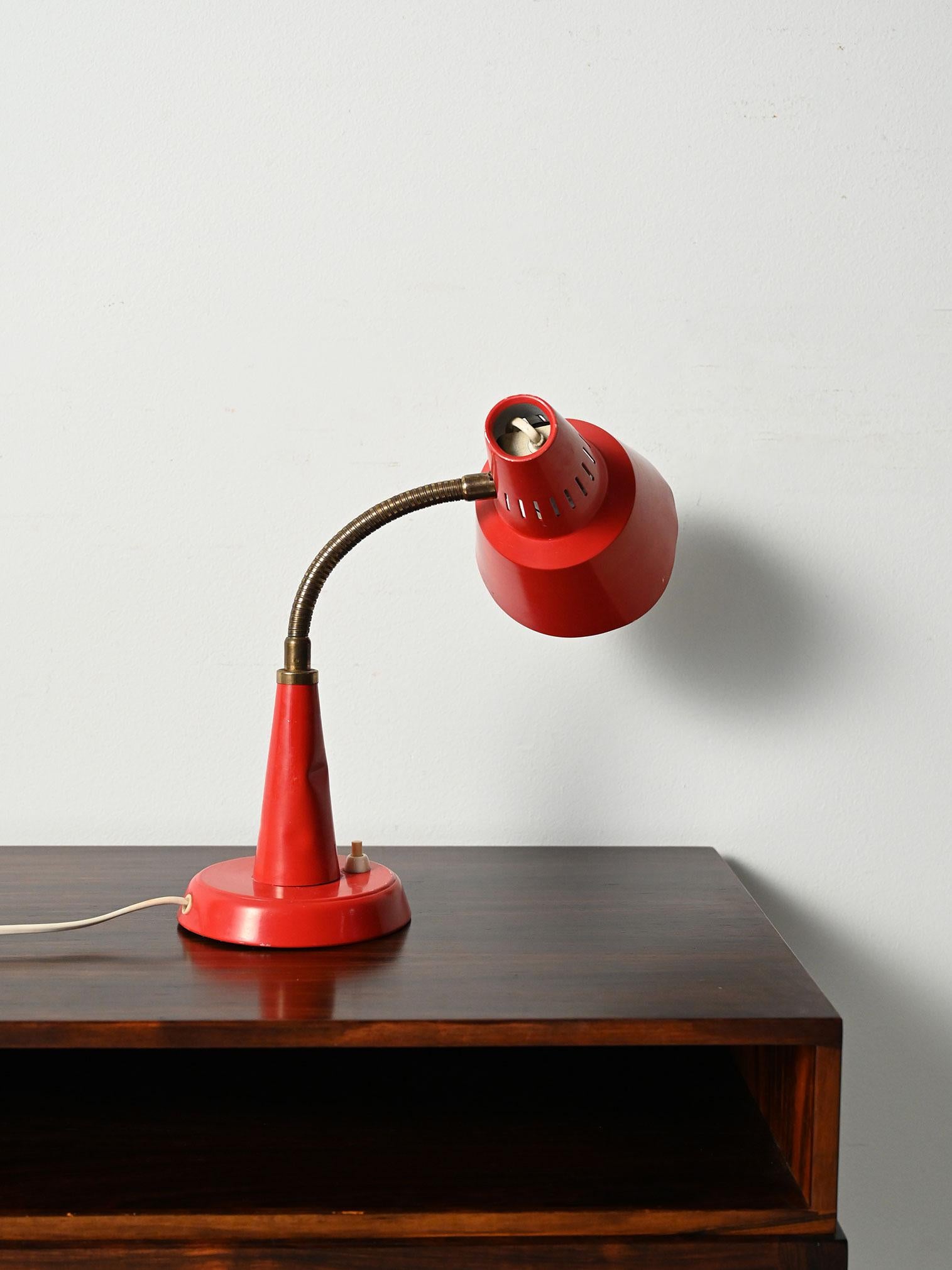 Scandinave Lampe à tavolo rossa produite par Gemi rossa dans les années 60 en vente