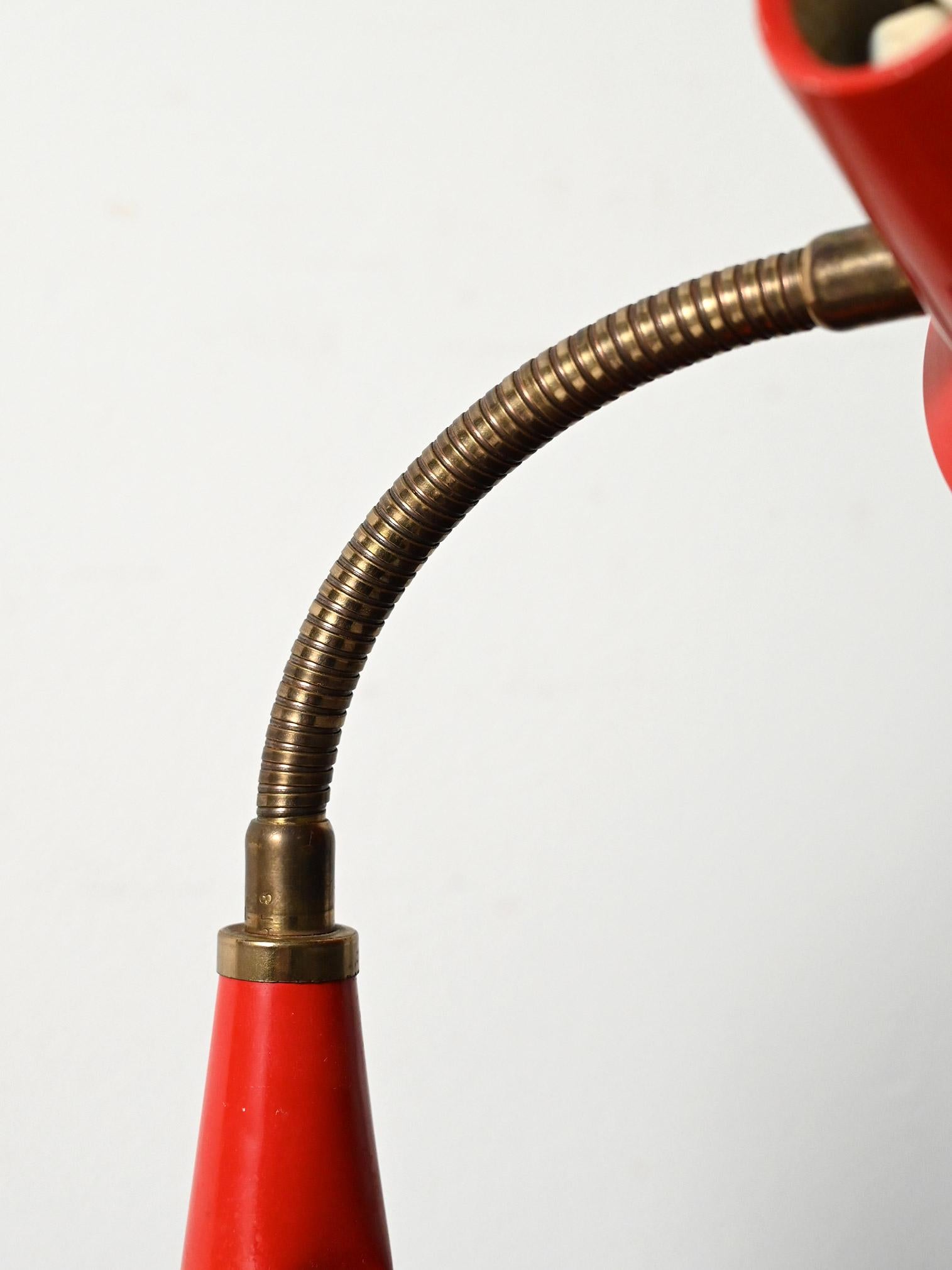 Milieu du XXe siècle Lampe à tavolo rossa produite par Gemi rossa dans les années 60 en vente