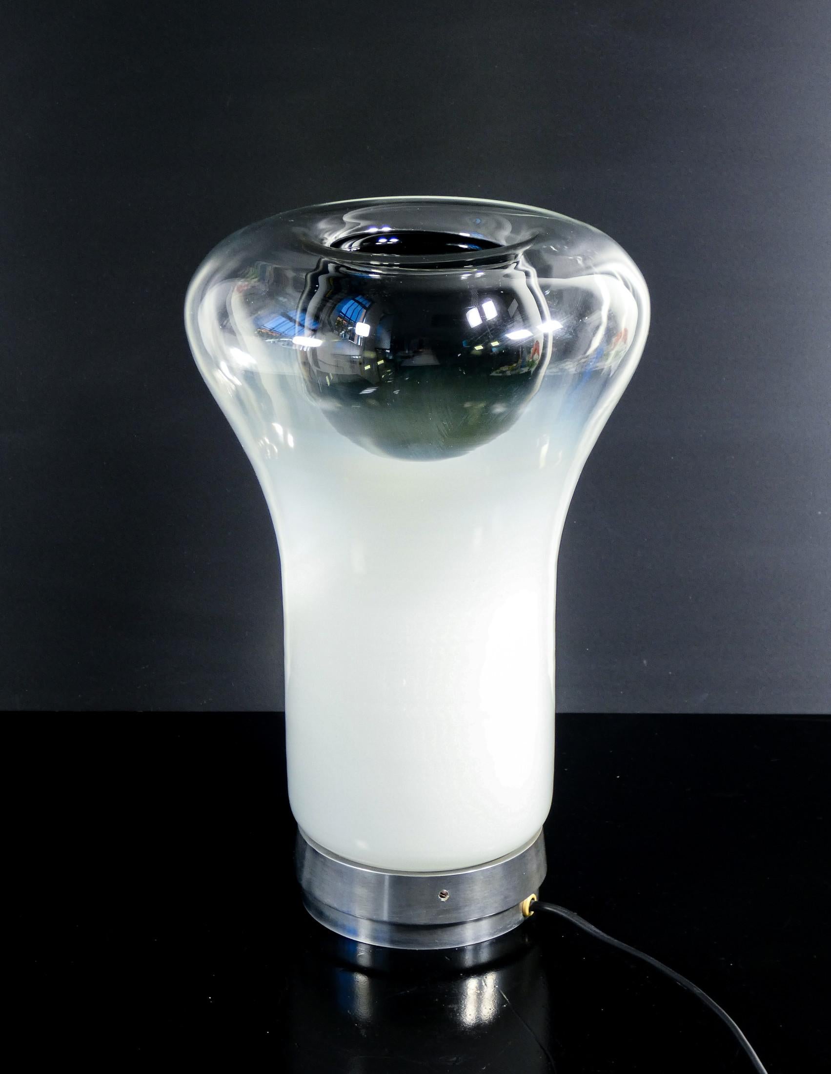 Lampada da tavolo
SAFFO
design Angelo
MANGIAROTTI
per ARTEMIDE.

ORIGINE
Italia

PERIODO
Anni 60

DESIGNER
Angelo MANGIAROTTI (Milano, 1921–2012) è stato un architetto, designer e scultore italiano tra i più originali del Novecento. Laureato al