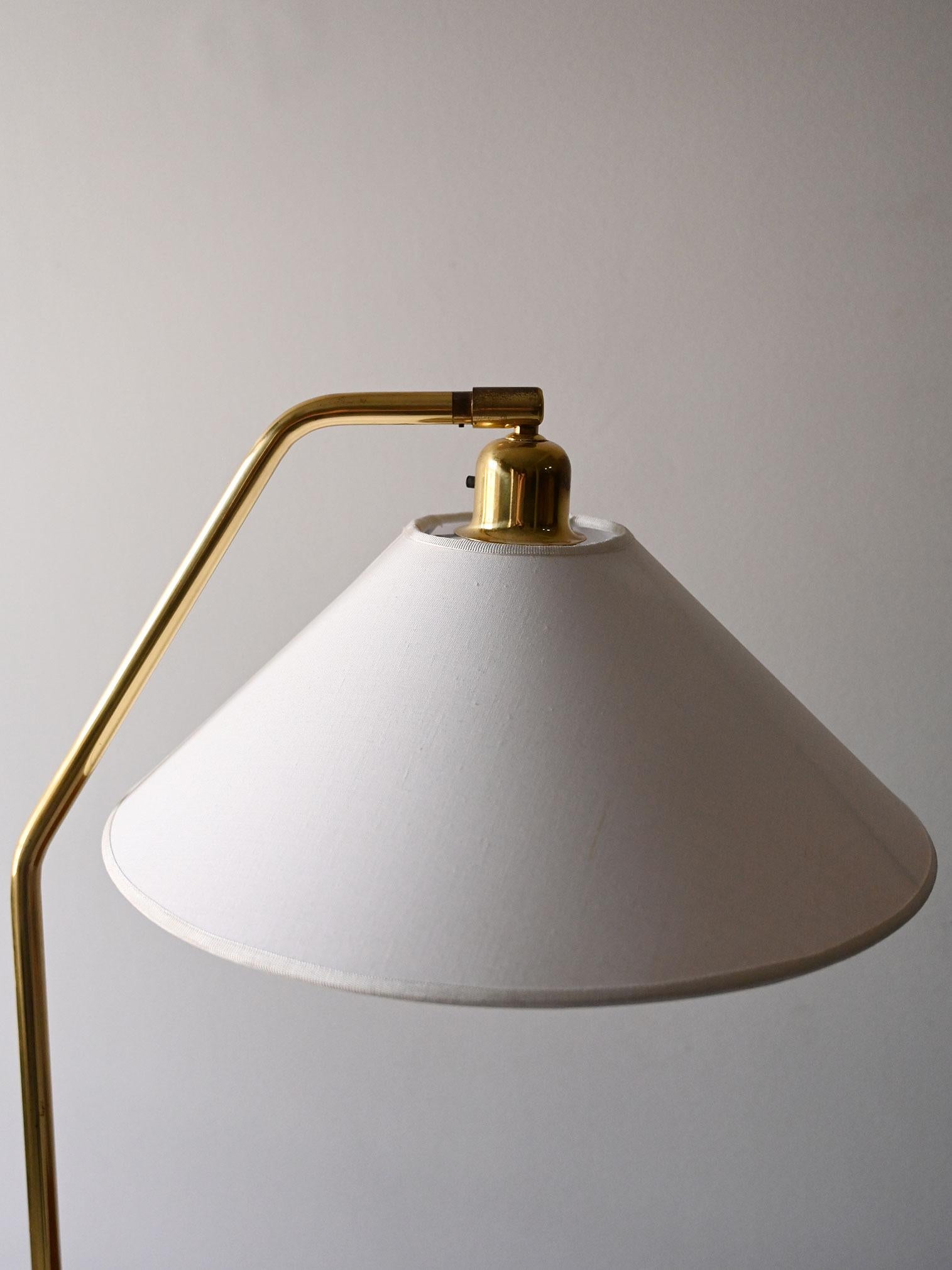 Metà XX secolo Lampada da tavolo scandinava vintage in ottone