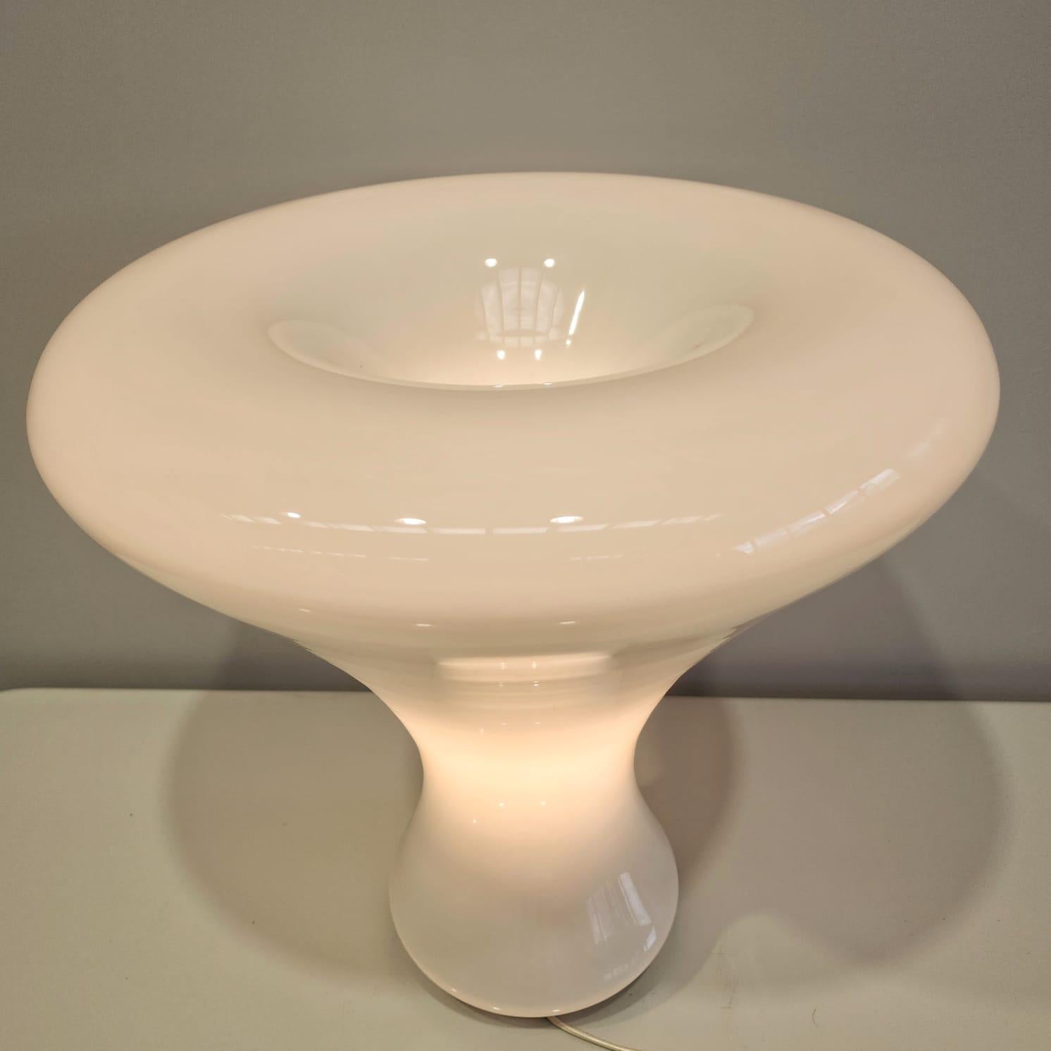 Large opalescent murano glass table lamp
in the style of Nason / Mazzega in milky white glass. The Lamp is presented in excellent condition.
No precise attribution of designer or manufacturer was detected