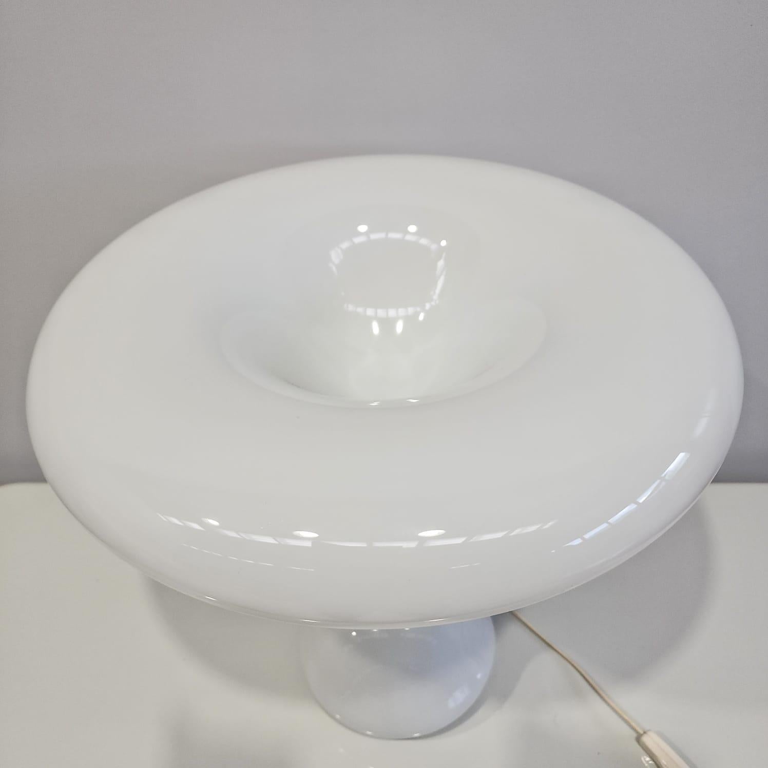 Space age table lamp of Italian design  in murano glass 1970s In Good Condition For Sale In Milano, MI