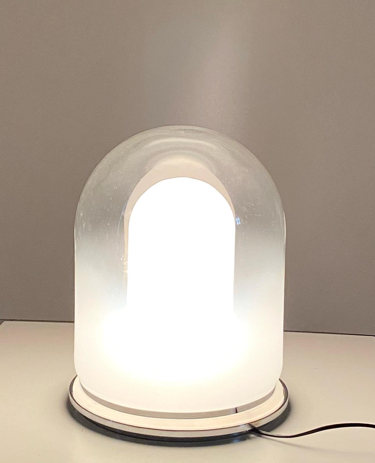 Rara lampada in vetro di Murano degli anni 60 attribuita a Carlo Nason. Base in acciaio cromato e lampada in vetro di Murano. Paralume in vetro doppio colore. Revisionata e perfettamente funzionante. Componenti in vetro intatte e piccoli segni del