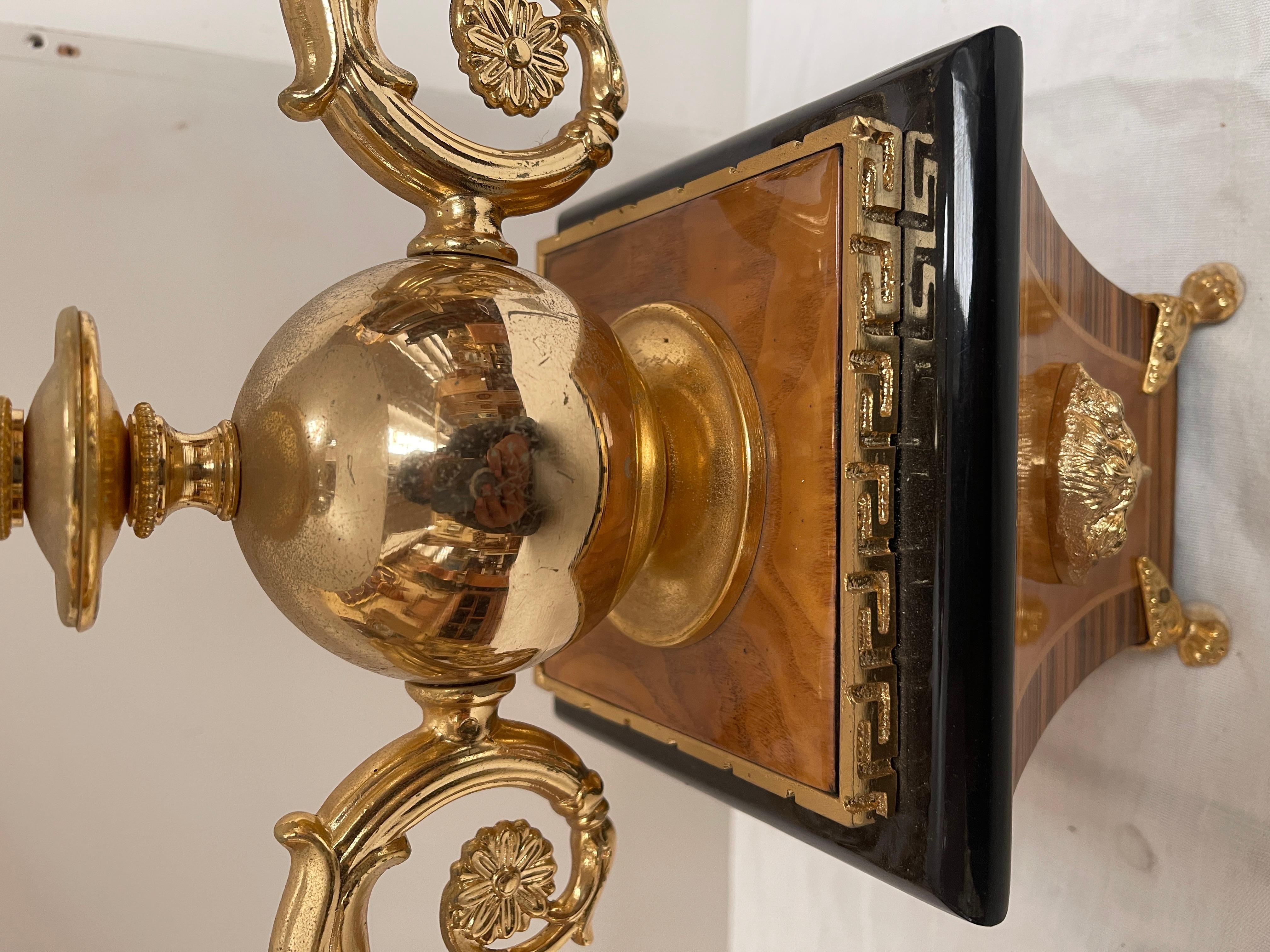 Laiton Lampe à poser de style français versailles âge d'or 1960s en vente