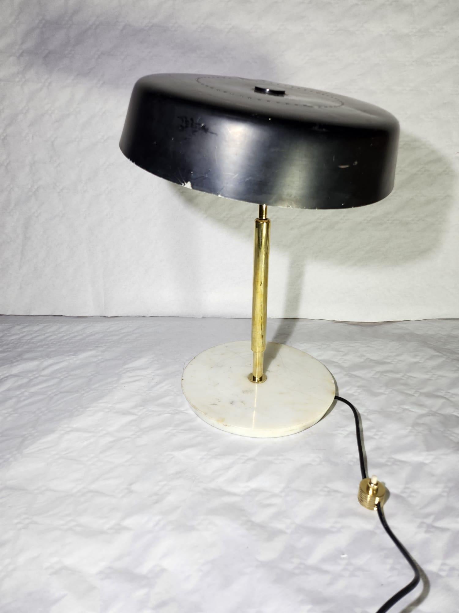 Lampe de table STILNOVO fin des années 1950
Laiton, métal émaillé noir, base en marbre 24 cm de diamètre
Défauts du temps et de l'âge tels que photographiés