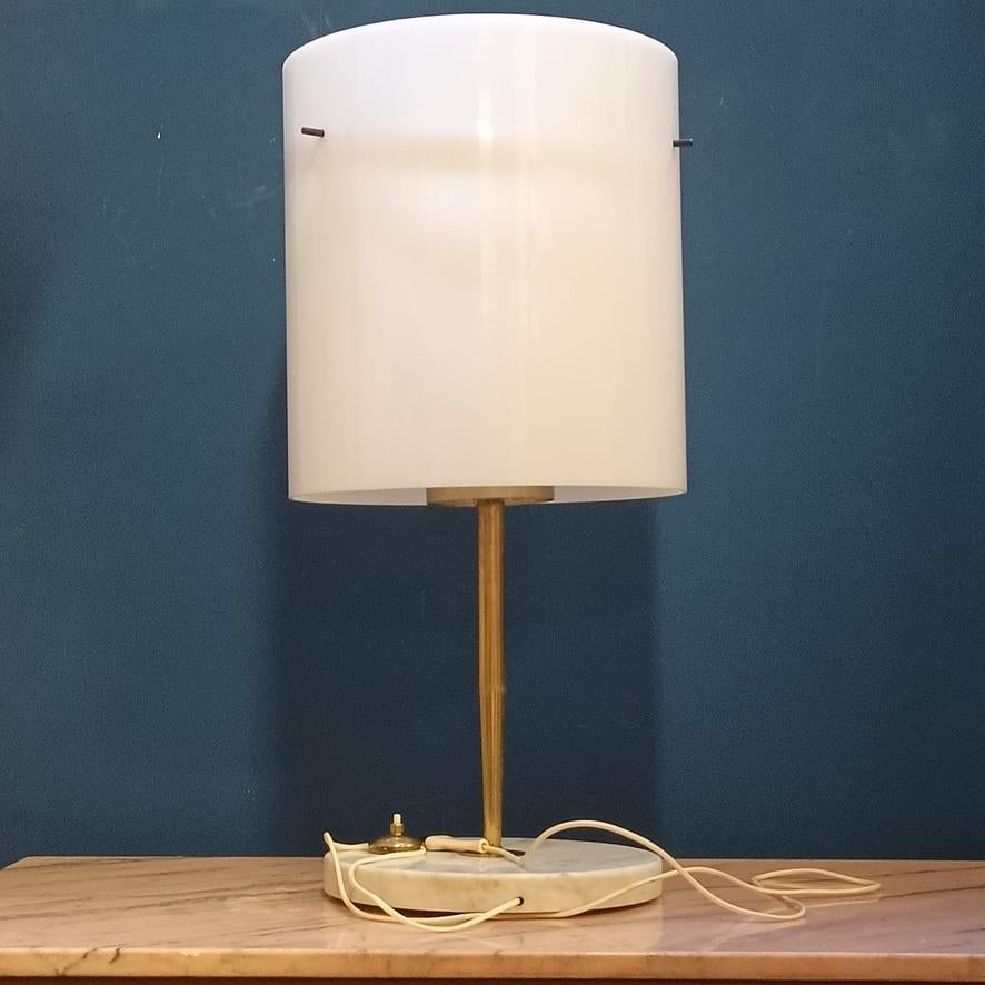 Mid-Century moderno Lampada da Tavolo Stilnovo in Marmo Ottone e Plexiglass - Italia - Anni '50 in vendita