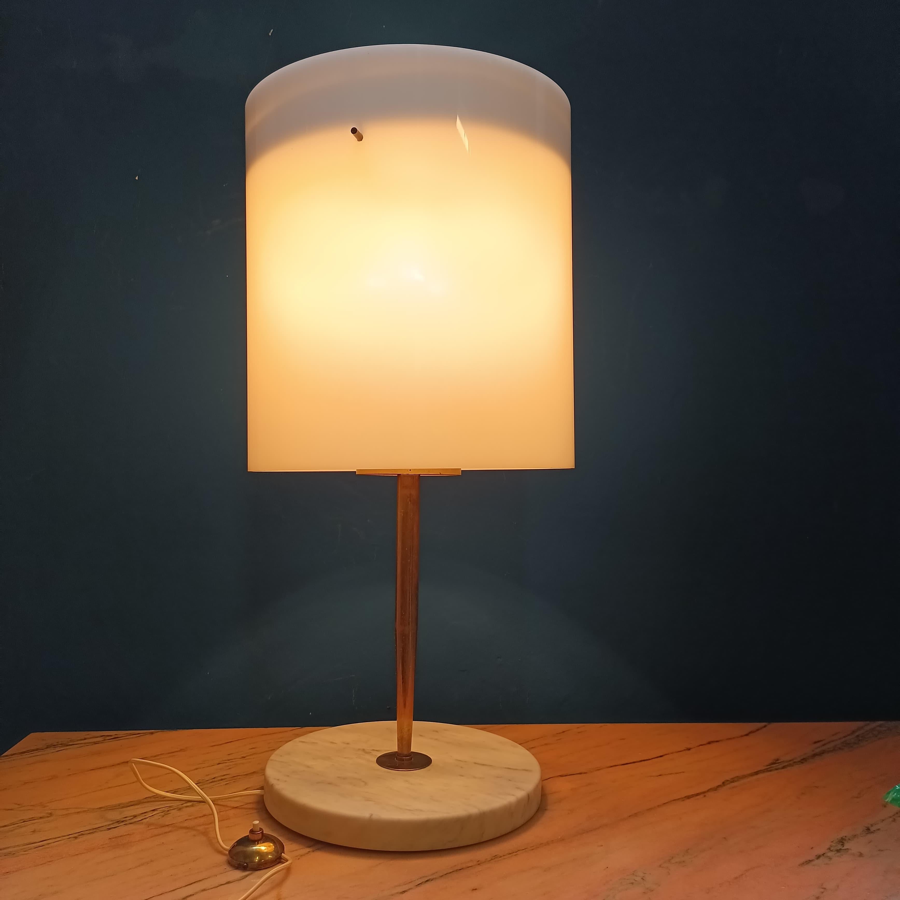 Italian Lampada da Tavolo Stilnovo in Marmo Ottone e Plexiglass - Italia - Anni '50 in vendita